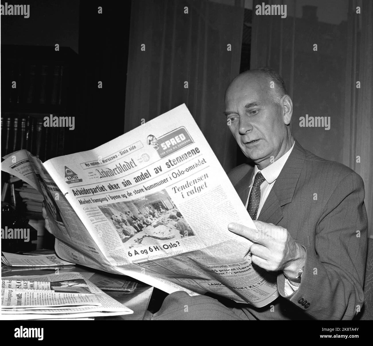 Oslo 19571008. Prime Minister Einar Gerhardsen reads the newspaper Arbeiderbladet the day after the parliamentary elections. The choice did not lead to major changes in the distribution of mandate. Ntb archive / ntb Stock Photo
