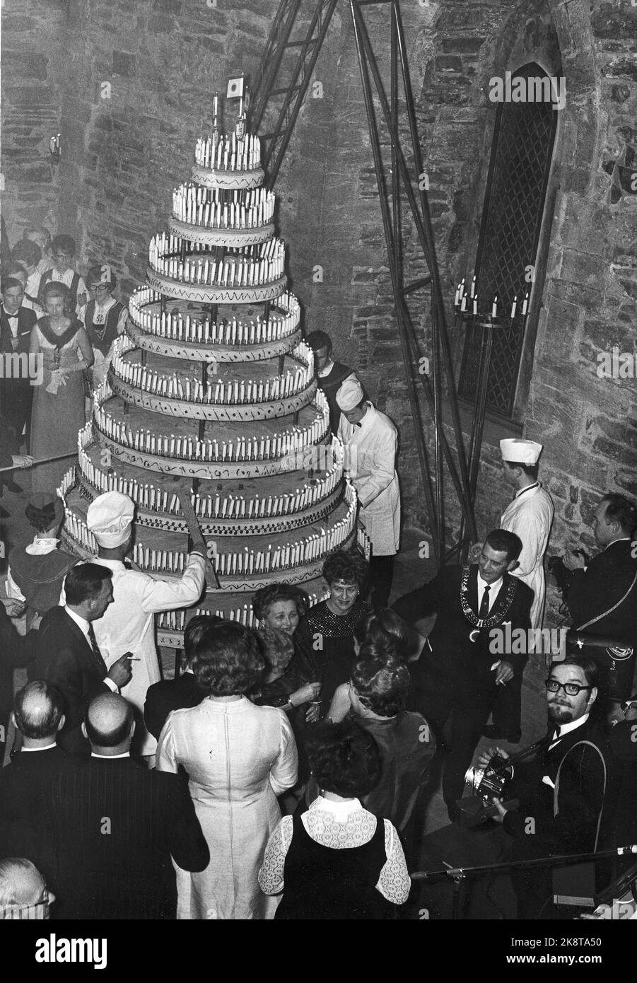 Bergen 19700101 just over midnight New Year's night started Bergen's 900th anniversary. At the municipality's reception in Håkonshallen, a cake with 900 lights was served, made by pastry master Kjell Berentsen. Photo: NTB Stock Photo