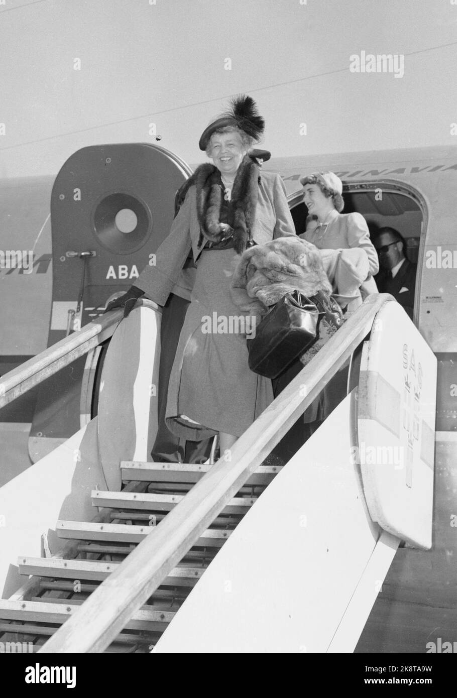 Gardermoen 19500604. Eleanor Roosevelt comes to Oslo to unveil the statue of her husband Frankelin D. Roosevelt, at Akershus Fortress. Here Roosevelt arrives with plane to Gardermoen Airport and is met by the royal family. Peel scrawl around the neck. Photo: NTB / NTB Stock Photo
