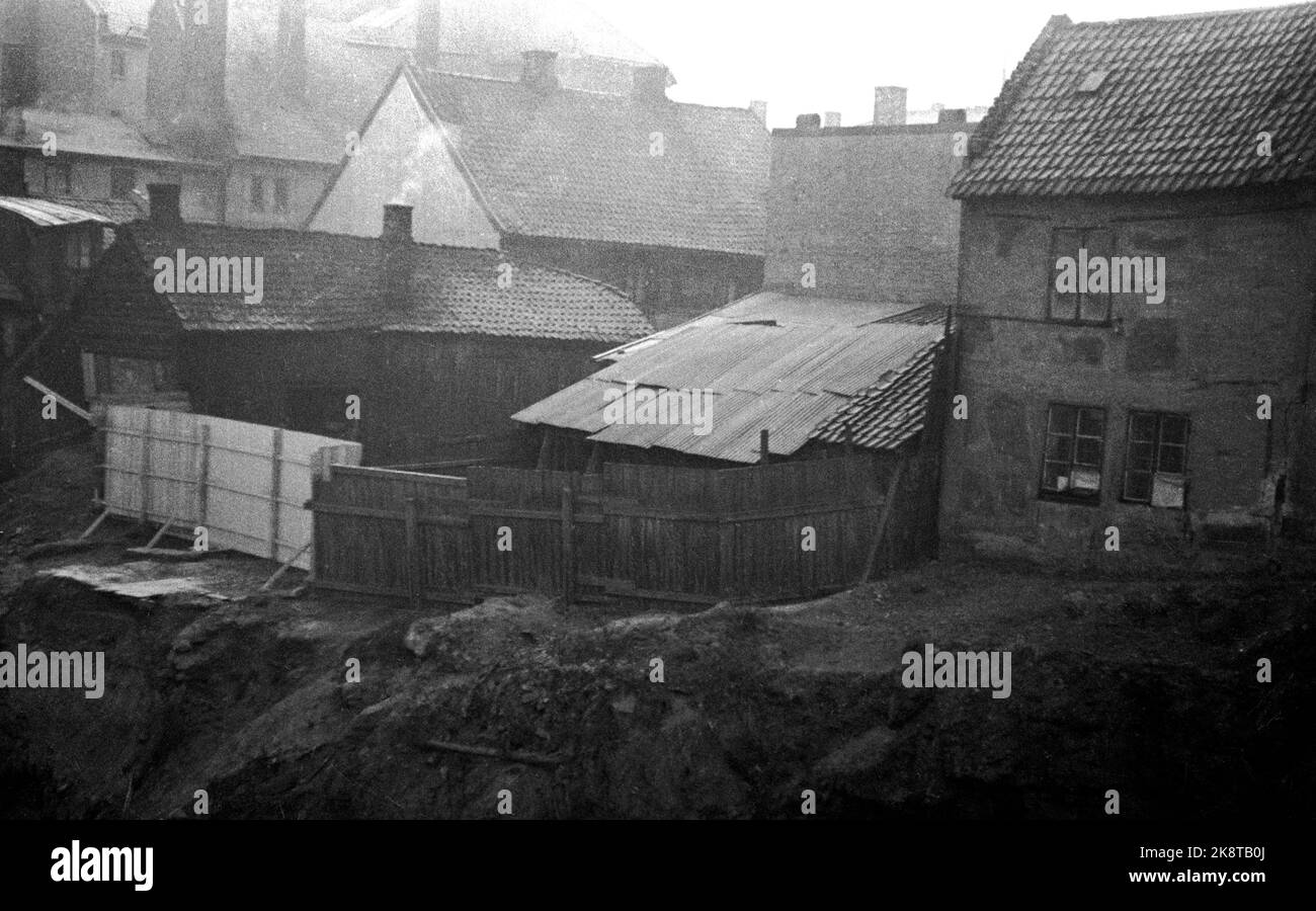 Oslo 1933 Some of the old buildings in Hammersborg before demolition. The area was regulated in the 1930s, and after that the old settlement was gradually sanitized. Here are some of the old homes that are close to the slope. The buildings are strongly affected by decay. Photo: NTB / NTB Stock Photo
