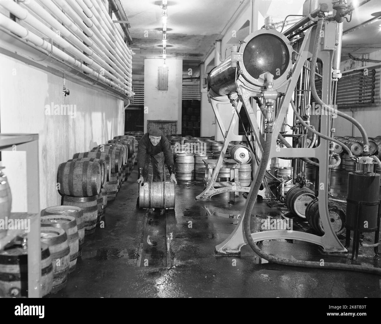 Oslo 1951. Breweries in Oslo in 1951. Here a worker rolling a beer tank in iron. Photo: Sverre A. Børretzen / Current / NTB Stock Photo