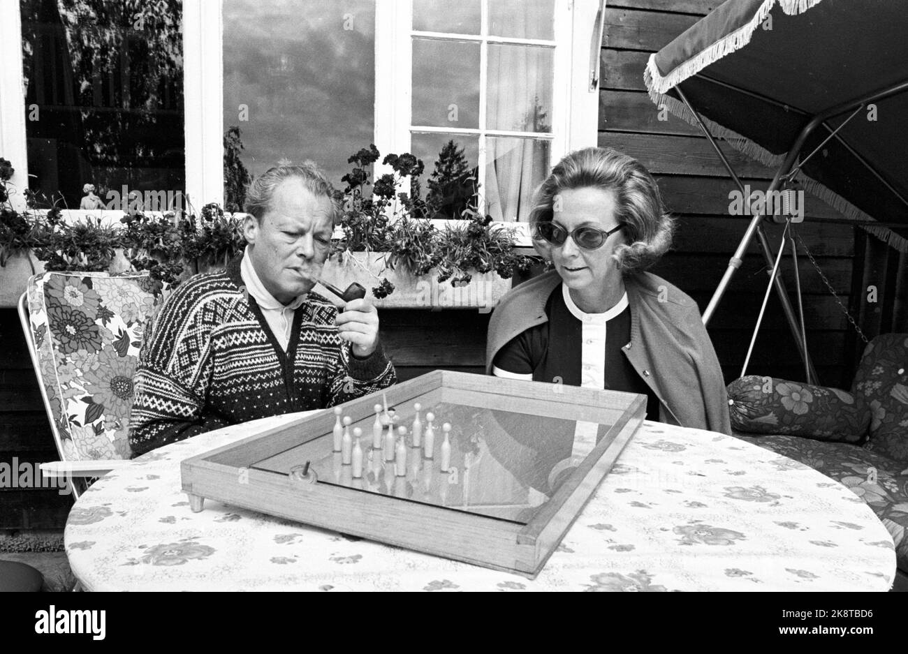 Hamar in the summer of 1970. West Germany's Chancellor Willy Brandt and Mrs. Rut Brandt bought a cabin in Vangsåsen in 1965 at Hamar, and here they spend their summer holidays with the family. Here the married couple Brandt on the patio at the cabin, where they enjoy a board game. Photo: Ivar Aaserud / Current / NTB Stock Photo