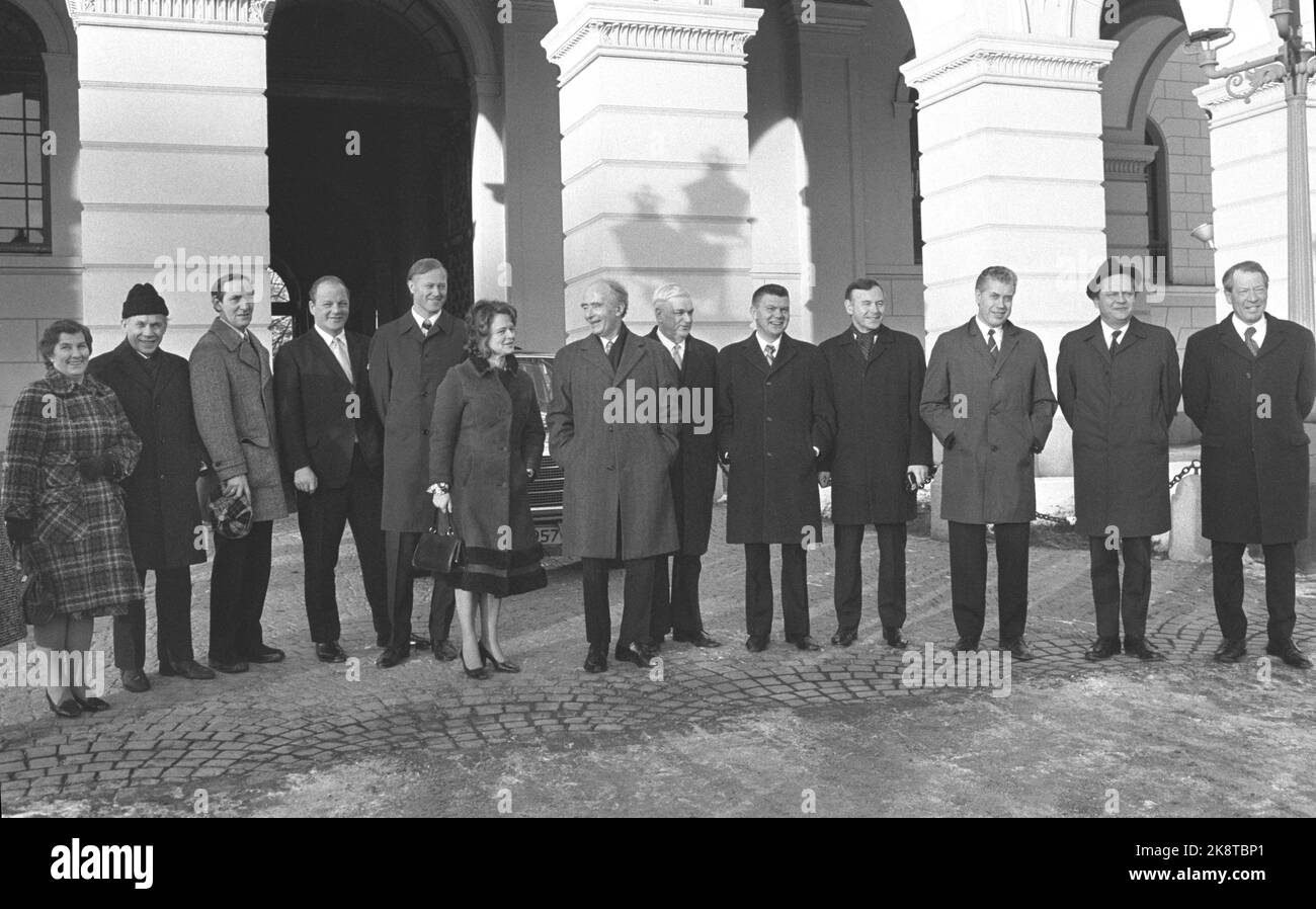 Oslo 19760114. Trygve Bratteli resigns as prime minister. The Government Trygve Bratteli's last minister at the castle before the Nordli government takes over. Here photographed outside the castle after the Council of State. Gro Harlem Brundtland and Trygve Bratteli in the middle of the picture. Photo; Paul Owesen NTB / NTB Stock Photo