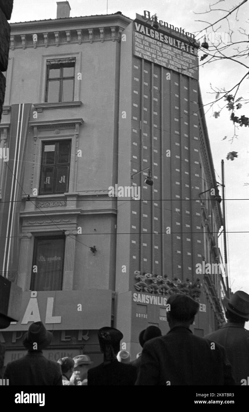 Oslo 19451008 The parliamentary elections: An election barometer on the house wall of Aftenposten's building kept people updated on the election as the count as the count was going on. Photo: NTB / NTB Stock Photo