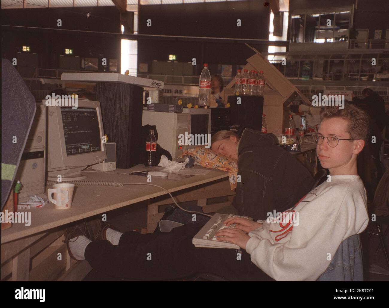 Hamar 19960405 Data Massy / Gathering in the Viking ship in Hamar. Martin Eggen from Oslo managed to stay awake in front of the computer, while Kamaraten Kristian Rønningen chose to get a few hours on the ear. About 2,500 data -saved youths chose to spend this year's Easter on the Data Mass in the Viking ship in Hamar. Photo: Geir Magnusson NTB / NTB Stock Photo