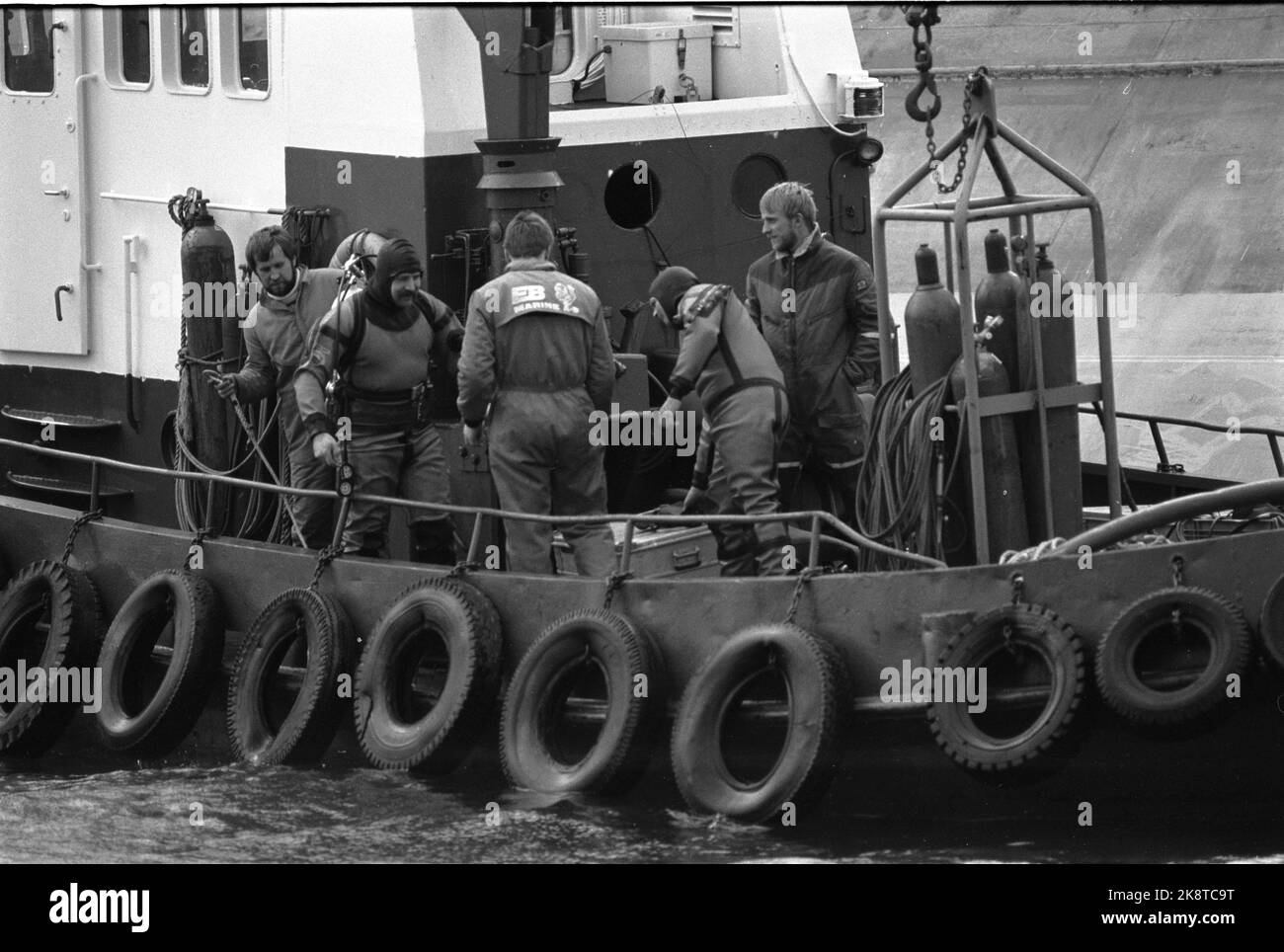 Stavanger 19851105: The cement vessel Concem crashed during the work on Gullfaks B Platform in the Gandsfjord, and 10 people perished. Ships with divers are looking for those killed. Here divers on board auxiliary vessels. Photo: Jens O. Kvale / NTB / NTB Stock Photo