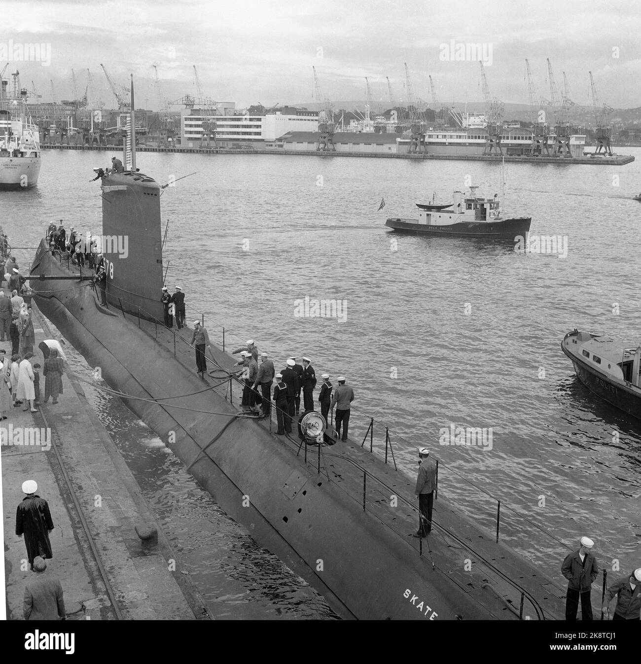 Oslo 19580826 The American submarine Skate, which has crossed the Arctic Ocean and the North Pole under the ice, visits Oslo. Here the nuclear-powered U-boat on the Port of Oslo. Photo: NTB / NTB Stock Photo