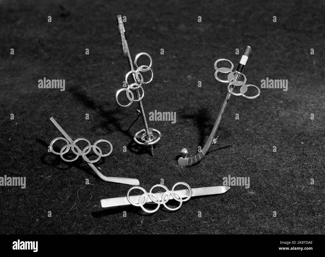 Oslo December 1951. Souvenirs in all shapes were produced for the Olympic Winter Games in Oslo 1952. All manufacturers who wanted to produce souvenirs had to obtain permission from a committee subject to the organizational committee for the games, to ensure that the products kept goals. Here pins / jackets with the Olympic rings, and symbols for various sports. Photo: Current / NTB Stock Photo