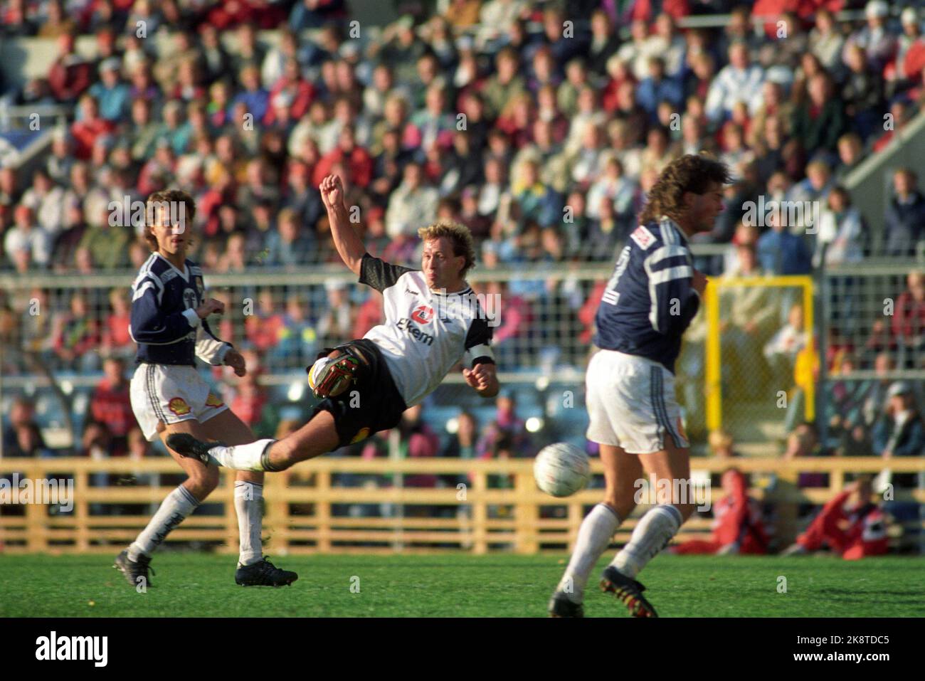 Oslo 19911020: Cup final 1991. Rosenborg (RBK) - Strømsgodset (SIF) (2-3). Ullevaal Stadium. Picture: Gøran Sørloth in an airy hover between two SIF players. Photo: Morten Holm Stock Photo