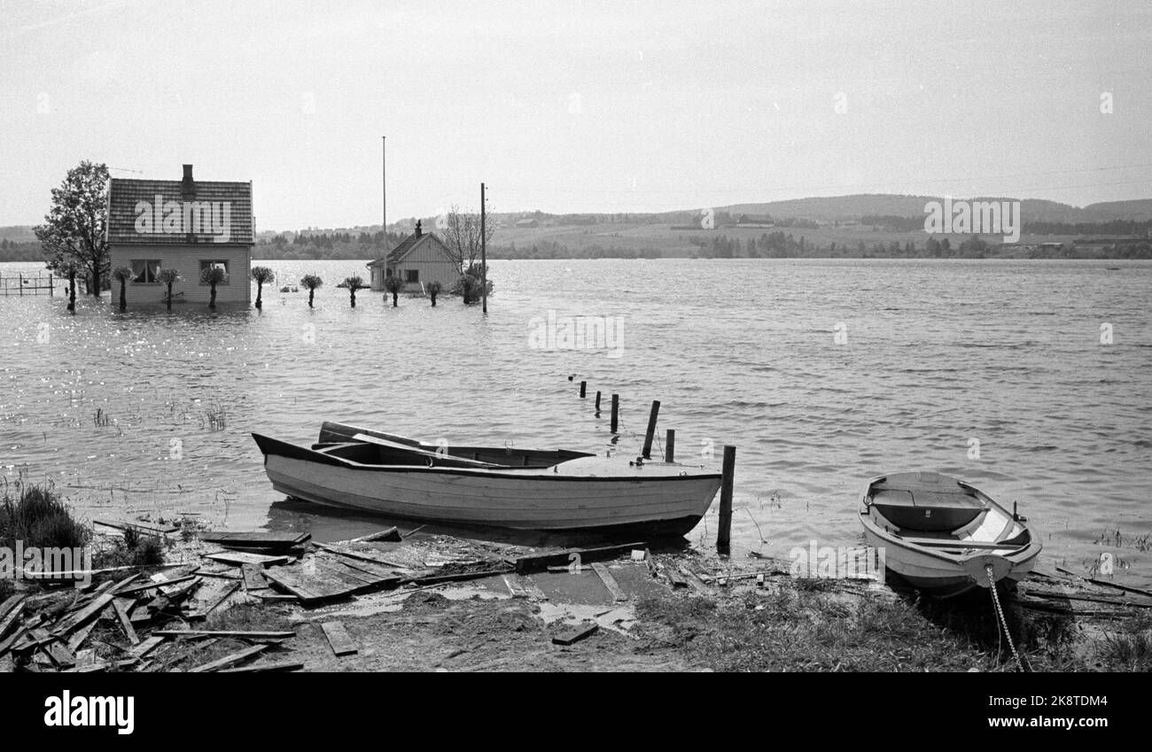 Lillestrøm 19670603 Flood put large parts of Lillestrøm underwater. More than 15,000 people were injured after the flood. Here one residential house surrounded by water on all sides. Row boat seems to be the safest means of access in Lillestrøm these days. Photo: Sverre A. Børretzen / Current / NTB Stock Photo