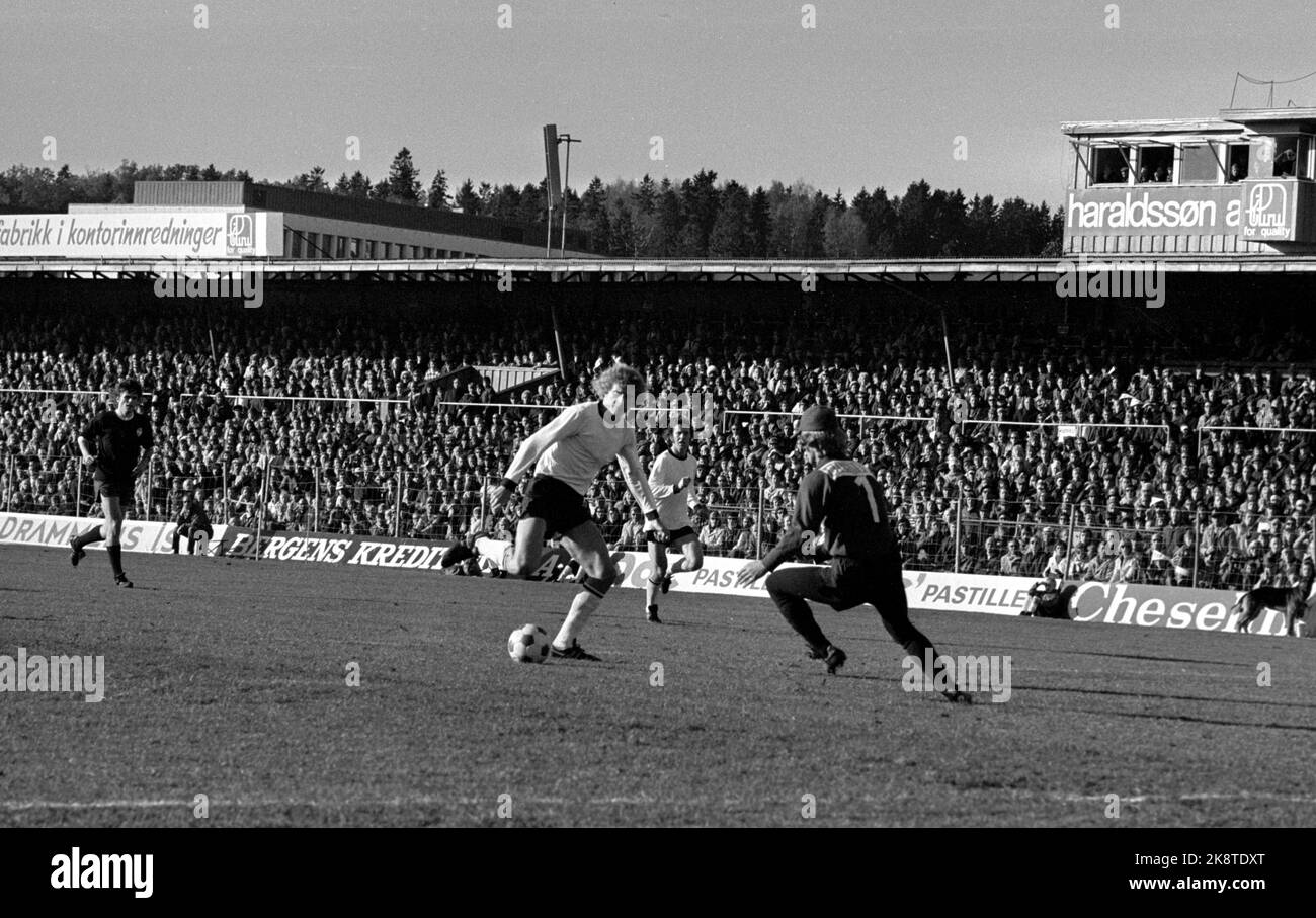 Oslo October 1973. Soccer. Cup final Strømsgodset - Rosenborg 1-0, Ullevaal Stadium. Odd Iversen against Inge Thun in the SIF goal. Ntb archive photo / ntb Stock Photo