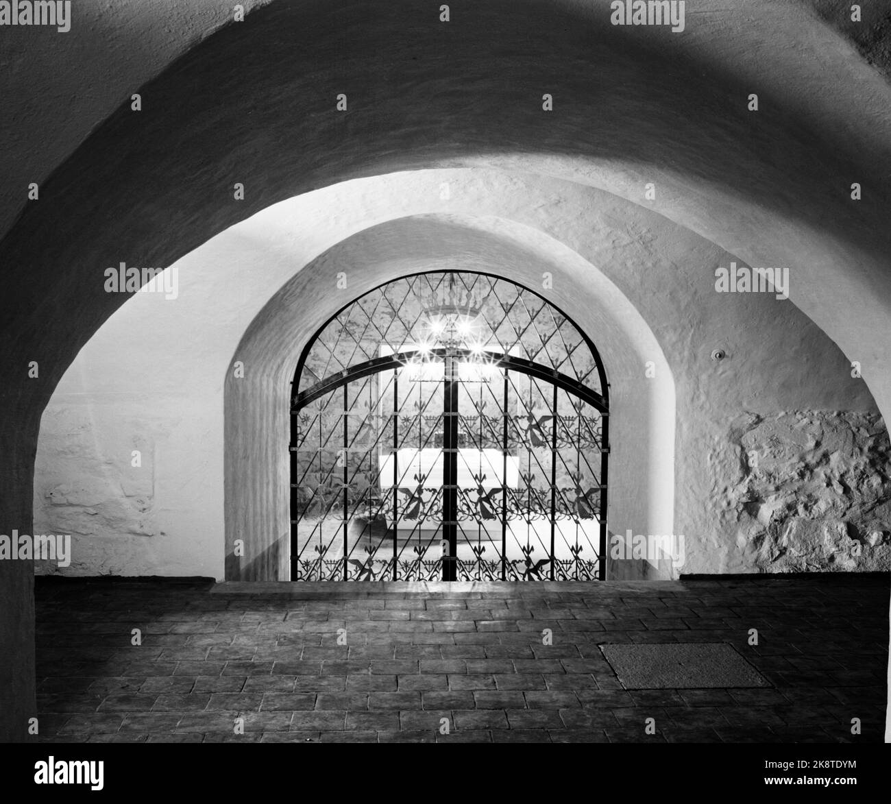 Oslo 1950. Akershus castle newly restored. The construction of the castle is time -fixed as early as the 1300s. Here we look through the quiet romantic arches and wrought iron sports into the burial chapel. Photo: Sverre A. Børretzen / Current / NTB Stock Photo