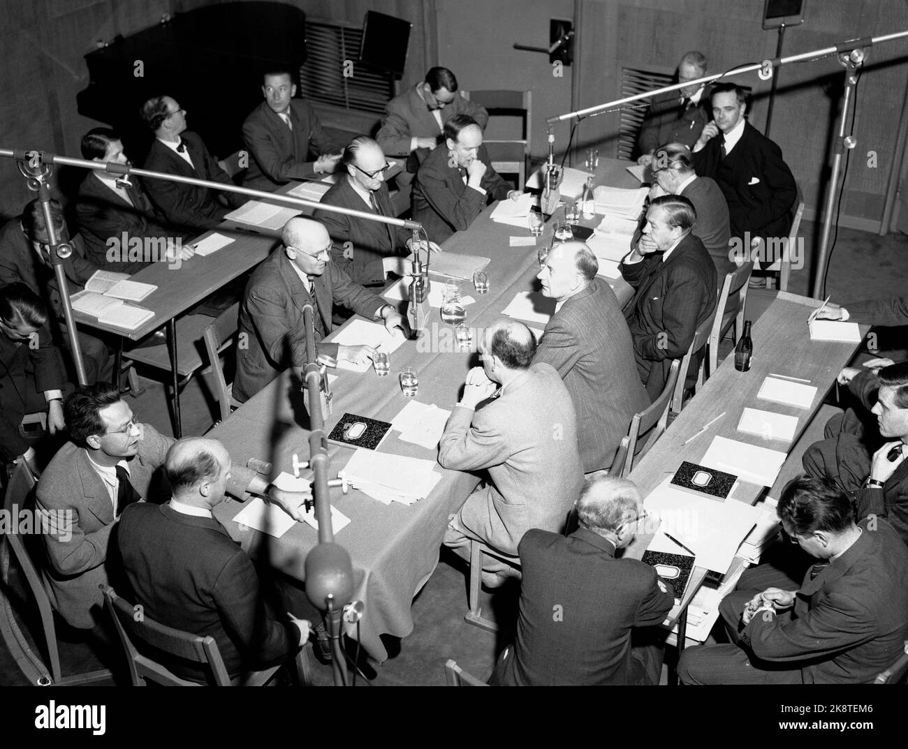 Oslo 19511005 Municipal elections 1951. Election prompt with debate in NRK Radio. Overview image of participants around tables with microphones above. Photo NTB / NTB Stock Photo