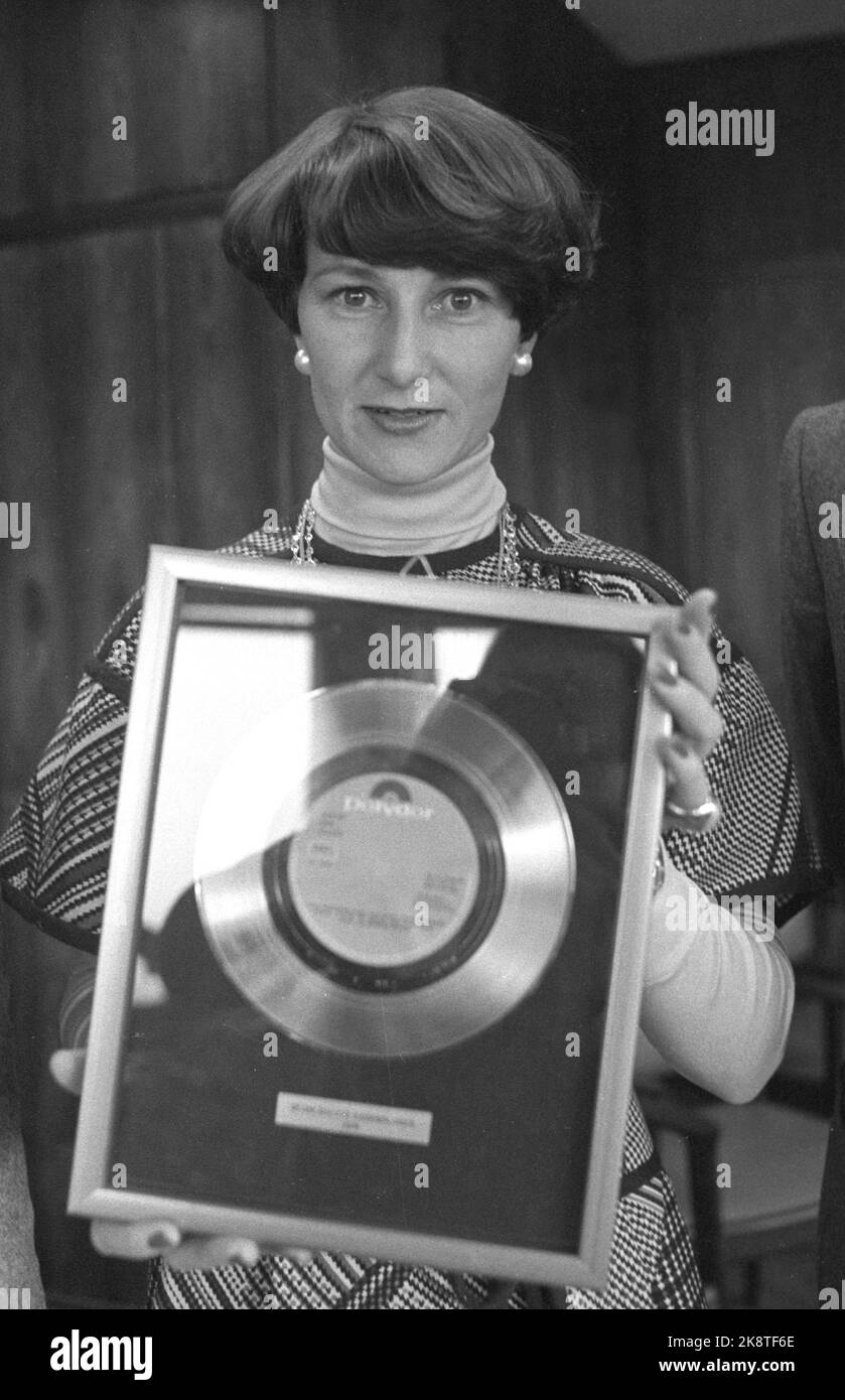 Oslo 19761215. Crown Princess Sonja receives a gold plate for the song 'I have a tulle with eyes blue' that she sang in the Mom market. The record brought in kr. 200,000 to Princess Märtha Louise Fond for Disabled Children. Here together with (f.) Knut Lie and director Totto Johannessen. Photo: Erik Thorberg NTB / NTB Stock Photo