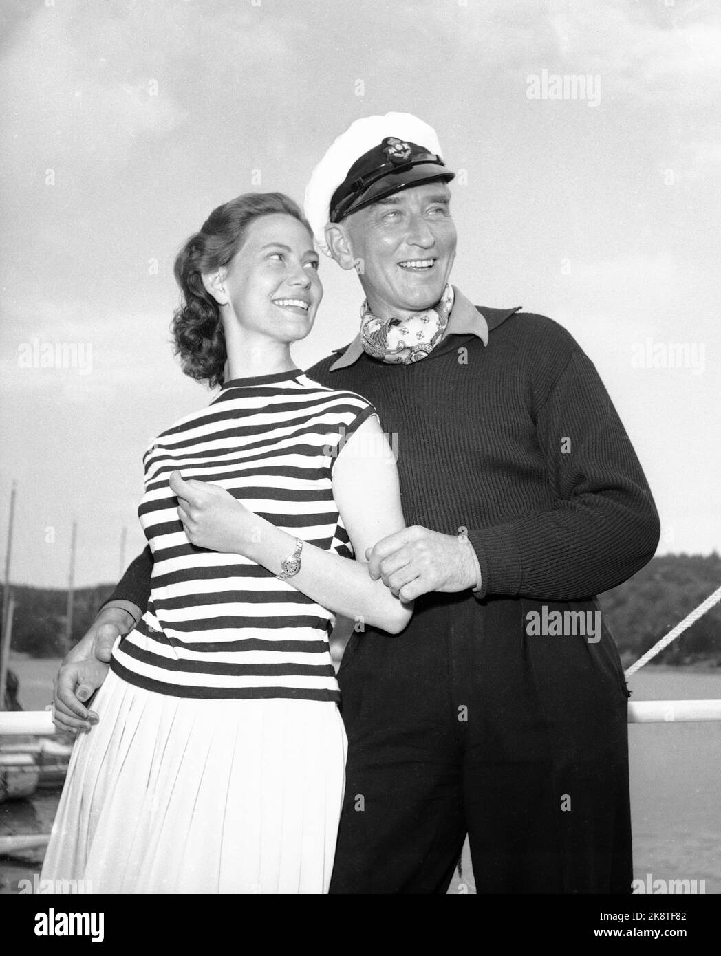 Hankø in the summer of 1956. Recording Norway's first feature film in color, titled "Smugglers in tuxedo". Here Anne Lise Tangstad who plays "Eva" and Lauritz Falk who plays Swedish smuggler (director Arne Dahlin) who runs her business in the shelter of the regatta. Photo: Aage Storløkken / Current / NTB. Physical Lok: Current 1956 No. 30: Smugglers in tuxedo. Stock Photo
