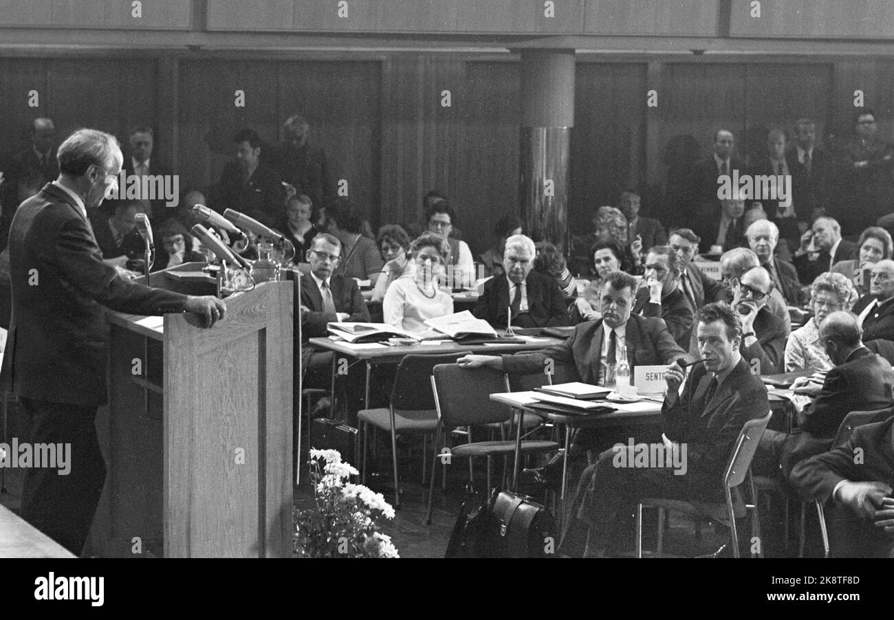 Oslo 19720423. The Labor Party Extraordinary National Assembly was concluded with voting the Norwegian member space in the EF which ended with yes. Prime Minister Trygve Bratteli speaks at the end of a national meeting. To the right of Bratteli, Andreas Cappelen, Inger Louise Valle and Thorstein Treholt. In front of Reiulf Steen who smokes pipe. Photo: NTB / NTB Stock Photo