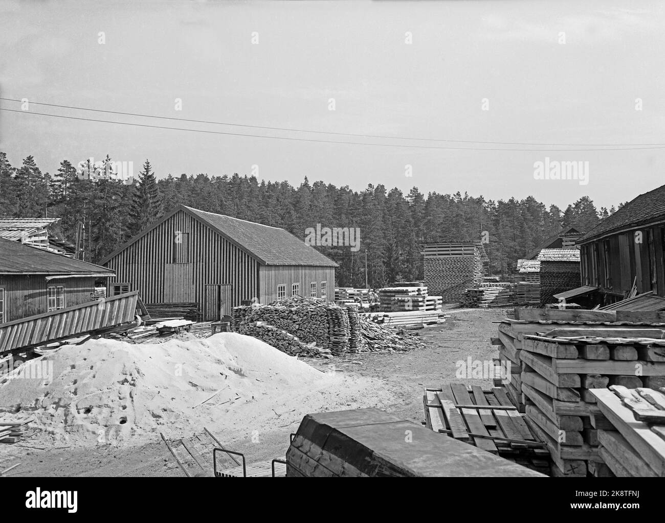 Kongsberg 19550512. Kongsberg Sølvverk photographed on May 12, 1955. The mining company was established in 1623, and belongs to Norway's oldest and most well -known mining. The work is also considered Norway's largest company in pre -industrial times and reached an extent of about 1000 km of mines, 300 shafts and between 1500 and 2000 sharp. Kongsberg Sølvverk was in continuous operation until 1958 (Source: Wiki). Photo: SV. / Ntb Stock Photo