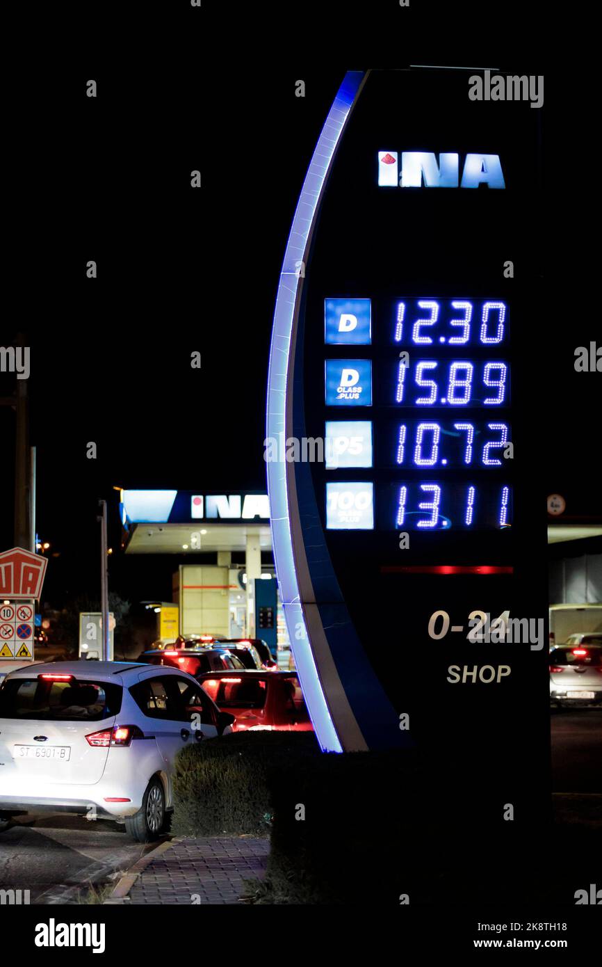 Car drivers queue to fill their fuel tank due to tomorrow's significant ...