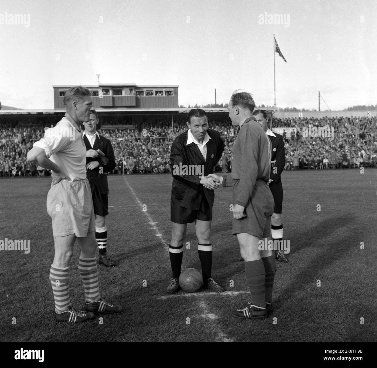 Oslo, 19561021. The cup final, Ullevaal Stadium. Larvik Turn - Skeid 1-2. Here, the two captain of Judge Gunnar Andersen greets before the match. Photo: Jan Stage / NTB / NTB Stock Photo