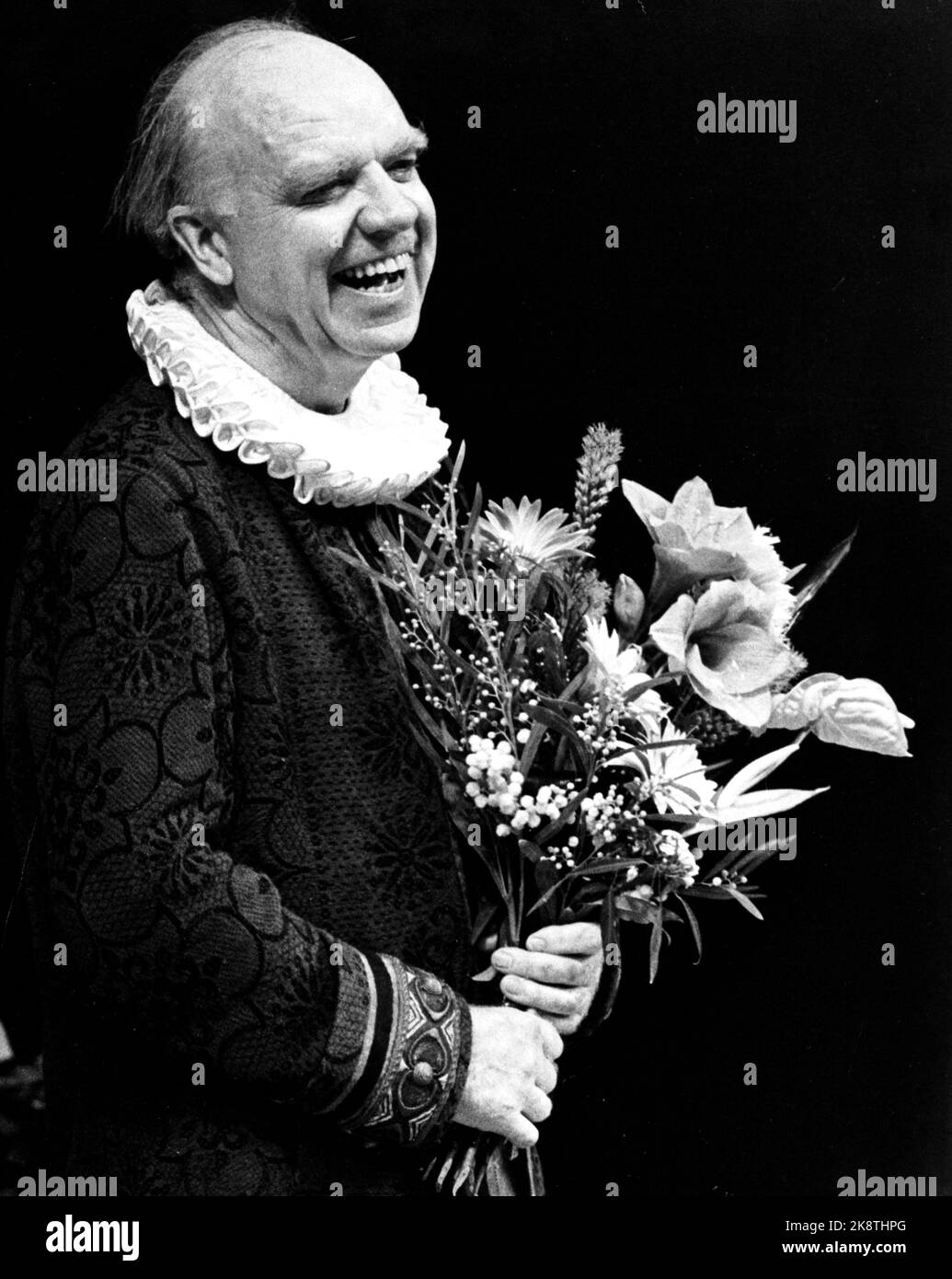 Oslo 19781117. Actor Henki Kolstad celebrates his 40th anniversary as an actor with a performance of 'The Great' at the National Theater. Here he is on stage in costume with a priest's dress and priestly collar, smiling with flowers. Ntb archive / ntb Stock Photo
