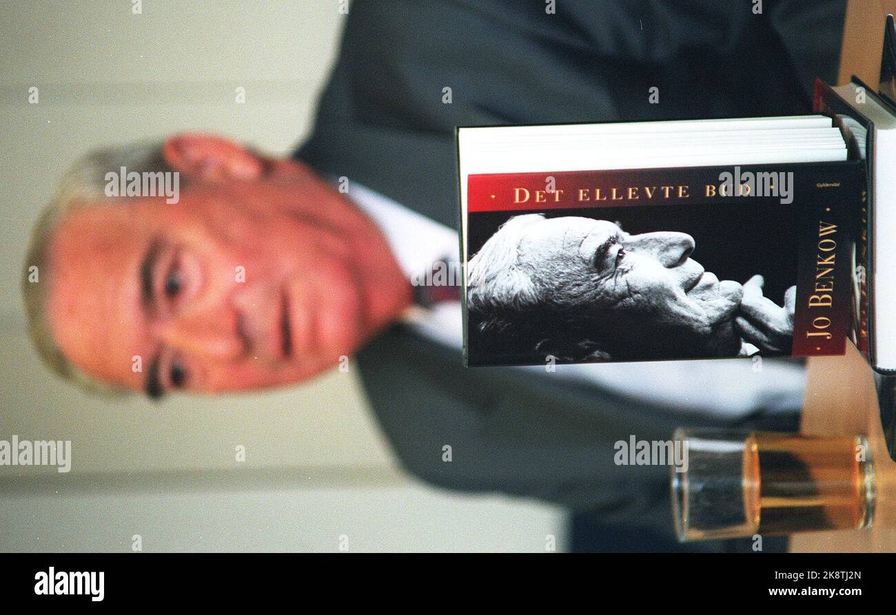 Jon eeg alone books hi-res stock photography and images - Alamy
