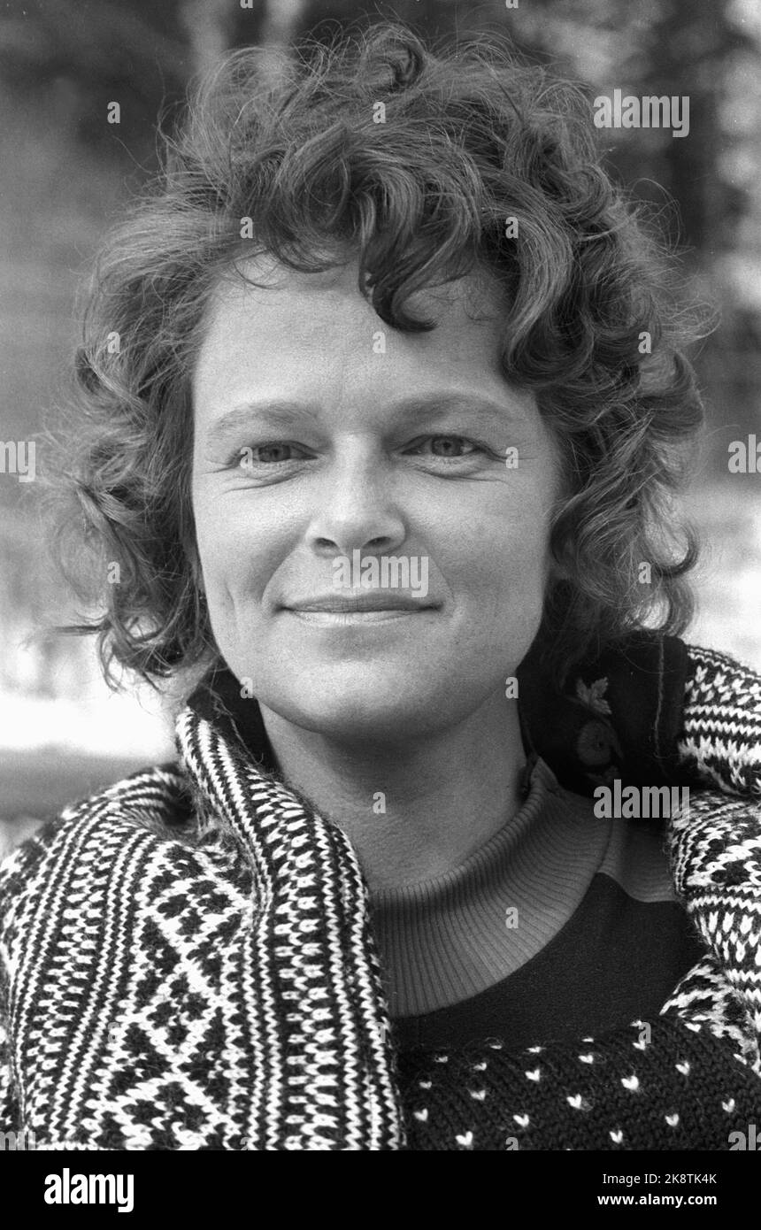 Oslo 19760312. The Storting representatives Holmenkollrenn. Here we see politician Gro Harlem Brundtland under the ski race. Photo: Oddvar Walle Jensen NTB / NTB Stock Photo