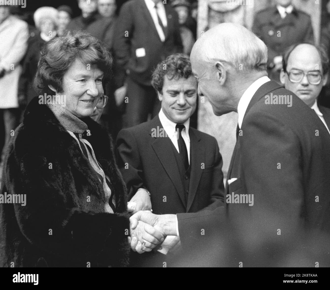 Henrik laurvik ntb memorial markings funerals handshake hi-res stock ...