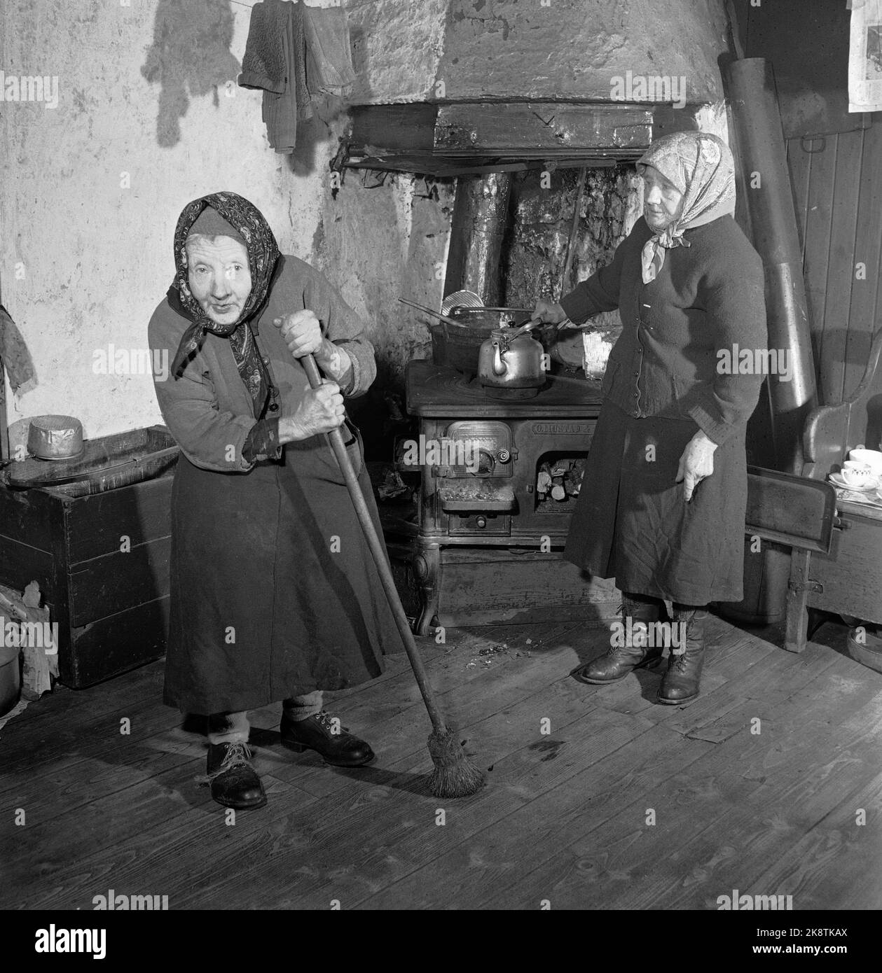 Dalen in Telemark, February 1955. Ingerine and Gurine Schvenius (83 and