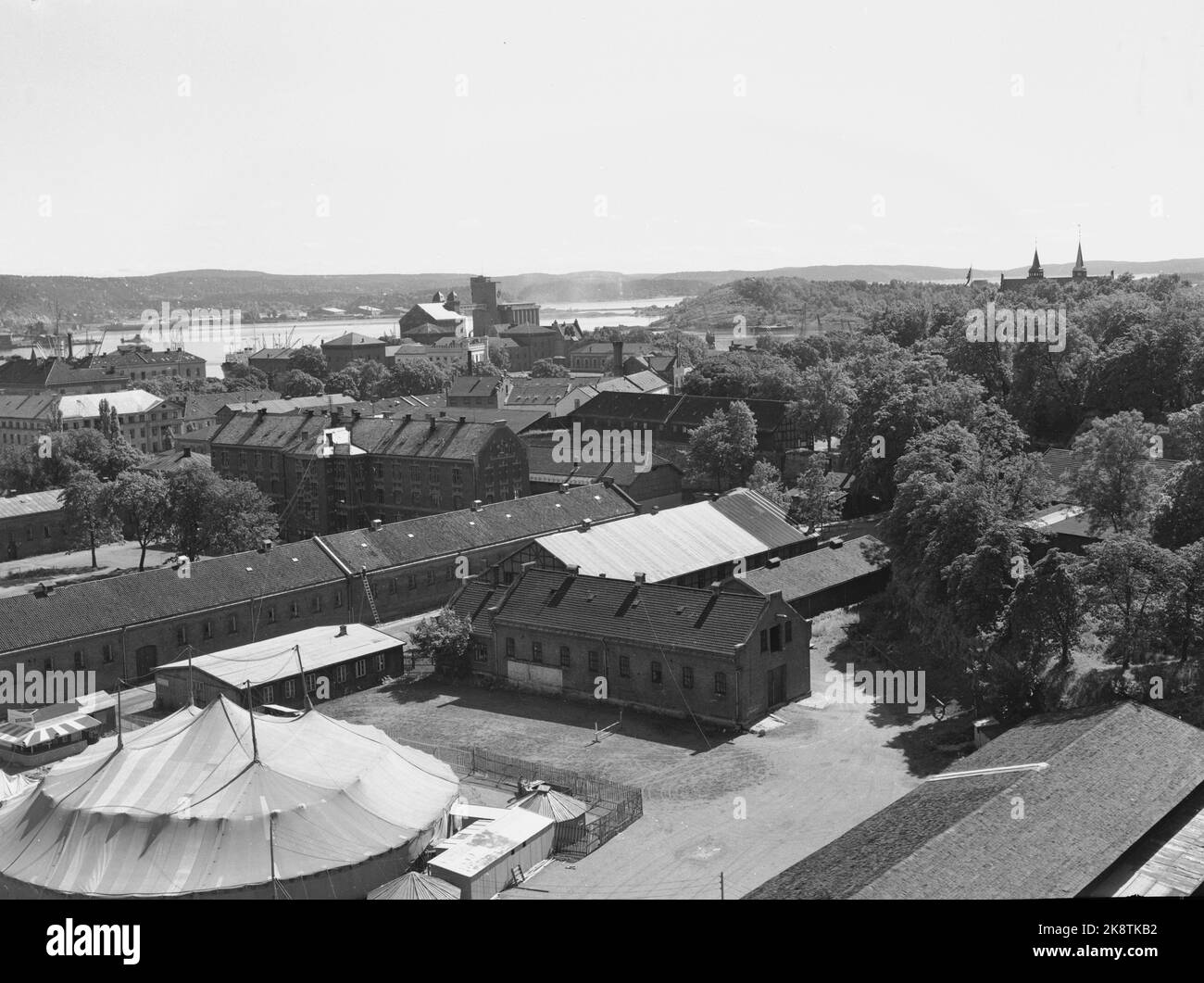 Oslo. 19490715. Motor taken from the roof of the Norwegian Shipowners' Association. Contrasked. Here you can see Akershus fortress with the entire military area. In the foreground a circus tent and in the background the silo on the Vippetangen with Ekebergåsen and Bäckelaget. Photo: NTB Stock Photo