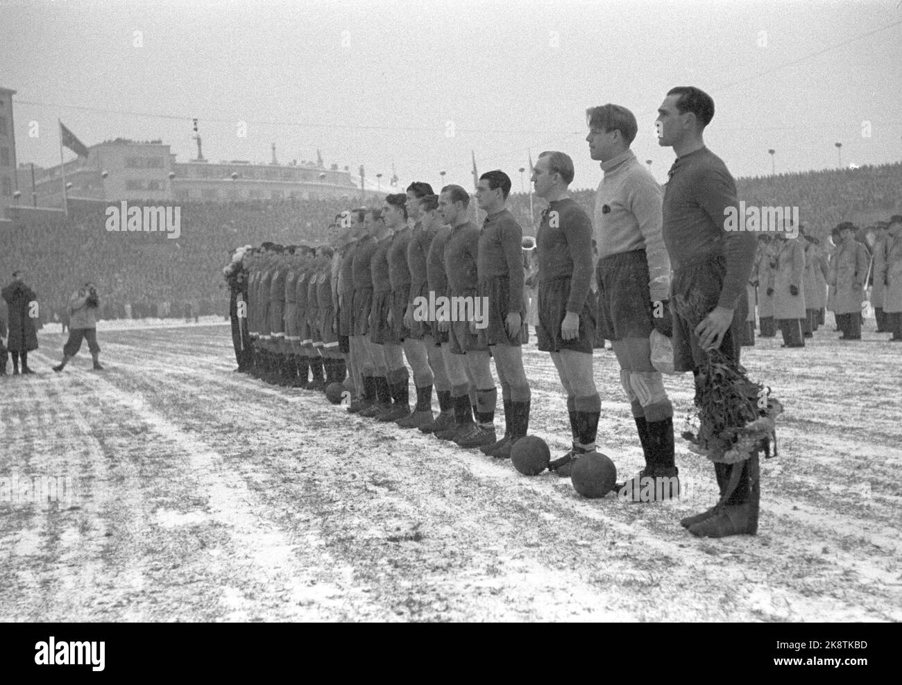 Oslo 19471109 Dynamo - Skeid on winter driving Football match between Dynamo - Skeid 7-0, at Bislett. Team picture. Snow on the track. Photo; Current / NTB Stock Photo
