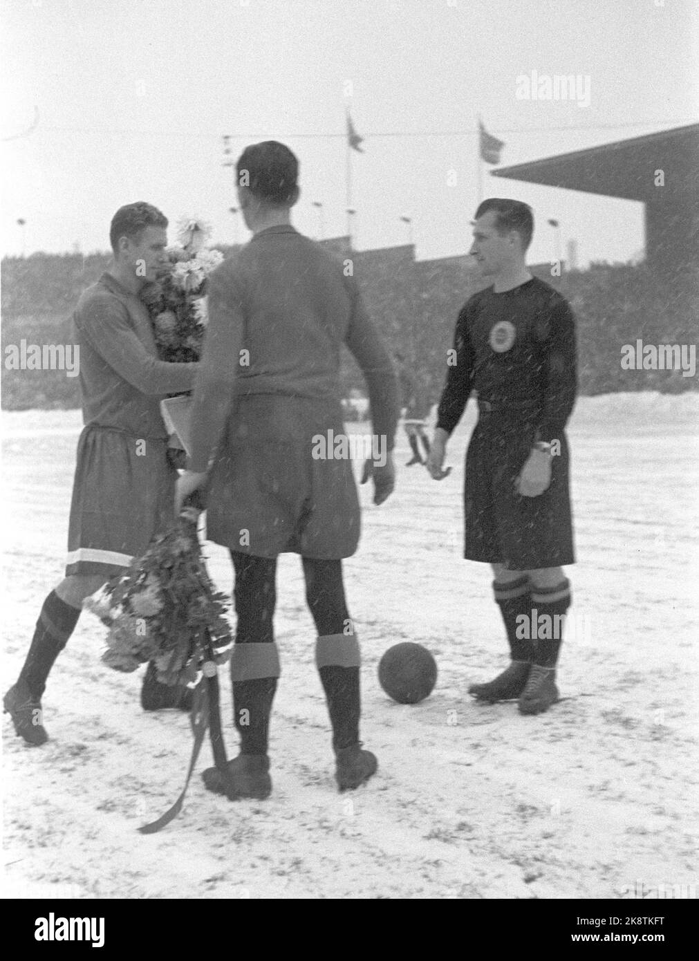 Oslo 19471109 Dynamo - Skeid on winter driving Football match between Dynamo - Skeid 7-0, at Bislett. 32000 spectators are a record at Bislett. Flowers for dynamo. Skeid's Captain Jon Bøhleng hands over Dynamo's team captain semi -jasni, a pretty bouquet just before the hard, cold Dust began. Photo; Current / NTB  NB: Photo Not image treated. Stock Photo