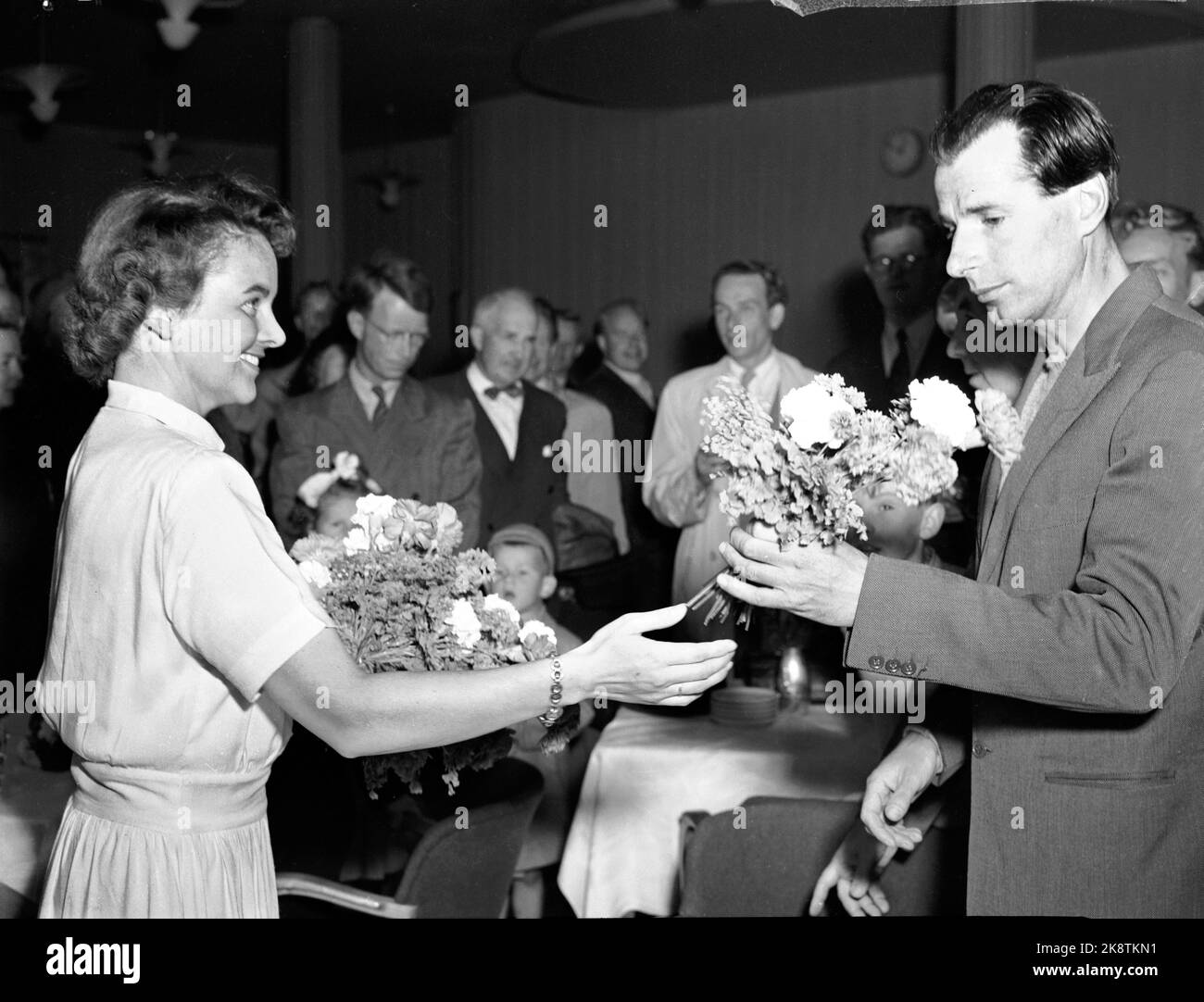 Oslo 19500816 Himalaya expedition led by Professor Arne Næs comes home after becoming the first team to climb the mountain Tirich Mir (7705m) on the border between Pakistan and Afghanistan. Here, Professor Arne Næs receives flowers on arrival. Photo: NTB / NTB Stock Photo