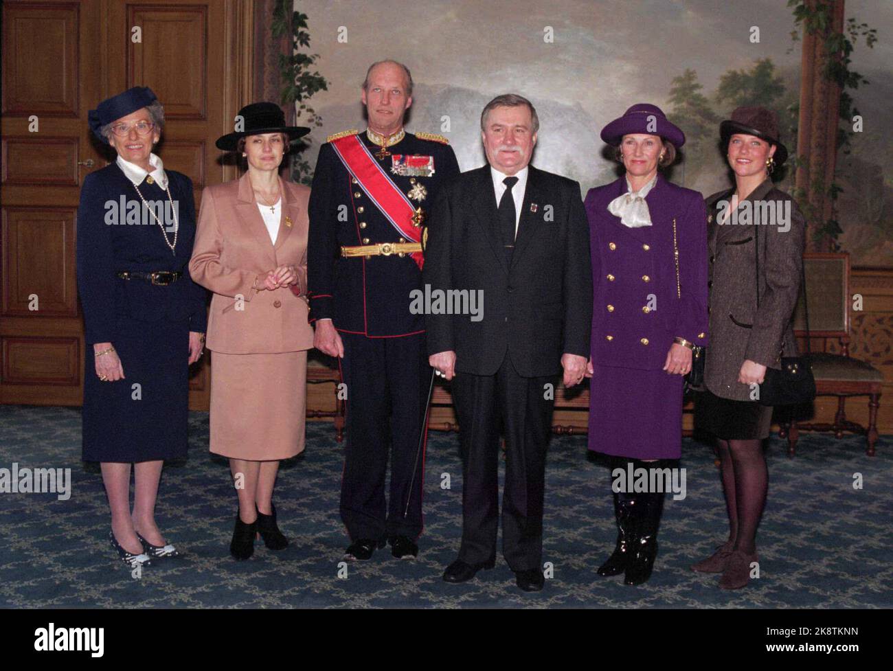 Oslo 19950314. Polish state visit to Norway. Poland President Lech Walesa and Mrs. Danuta on an official visit. The official photo taken at the Fugleværlset at the Castle shows from the left Princess Astrid, Mrs. Ferner, Danuta Walesa, King Harald, President Lech Walesa, Queen Sonja and Princess Mærtha Louise. Photo: Lise Åserud NTB / NTB Stock Photo