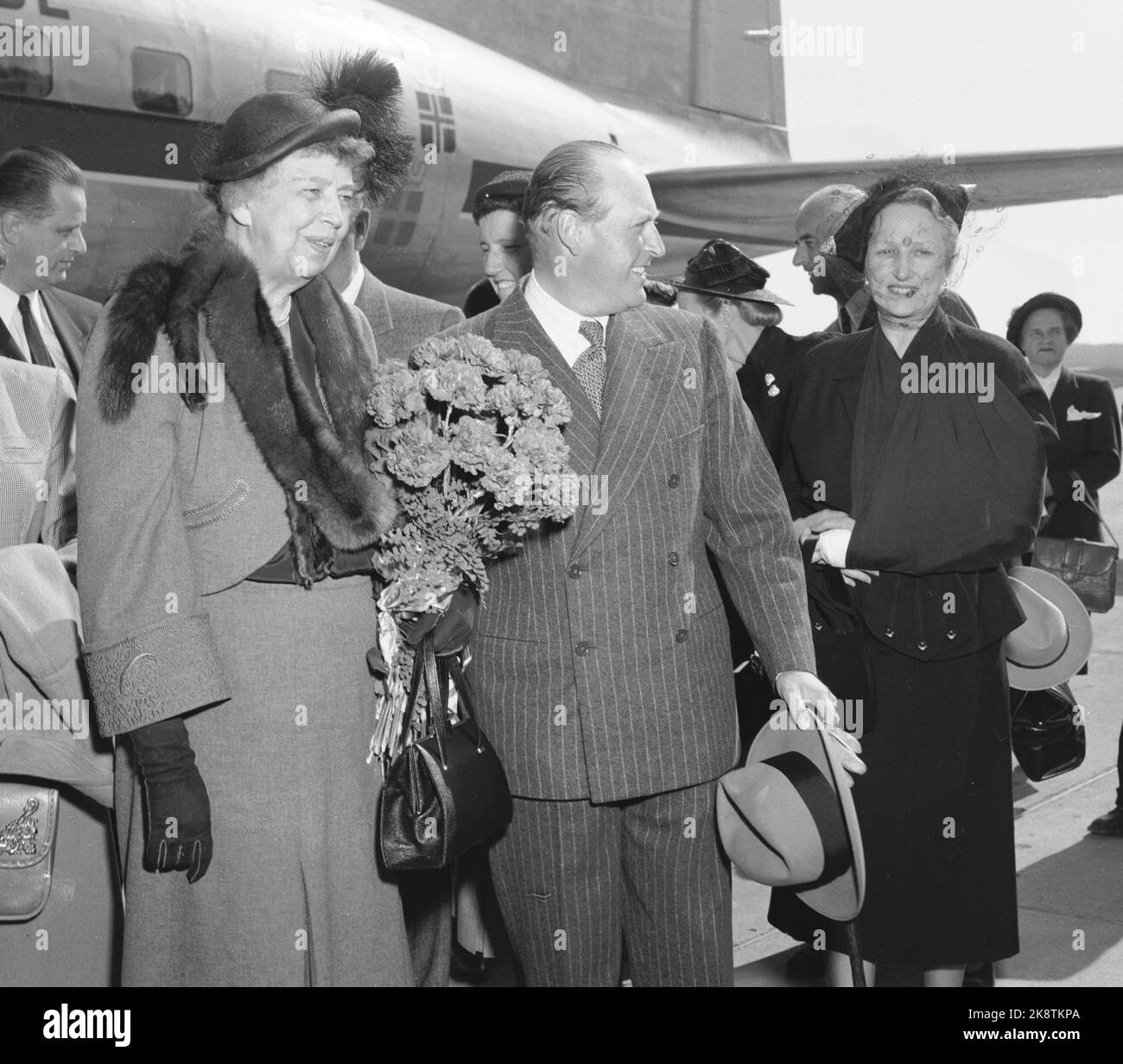Gardermoen 19500604 Eleanor Roosevelt comes to Oslo to unveil the statue of her husband Frankelin D. Roosevelt, at Akershus Fortress. Here Roosevelt arrives with plane to Gardermoen Airport and is met by the royal family. Eg. Eleanor Roosevelt, Crown Prince Olav and Crown Princess Märtha. Peel scrawl around the neck. Crown Princess Märtha with his arm in fatle. Photo: NTB / NTB Stock Photo
