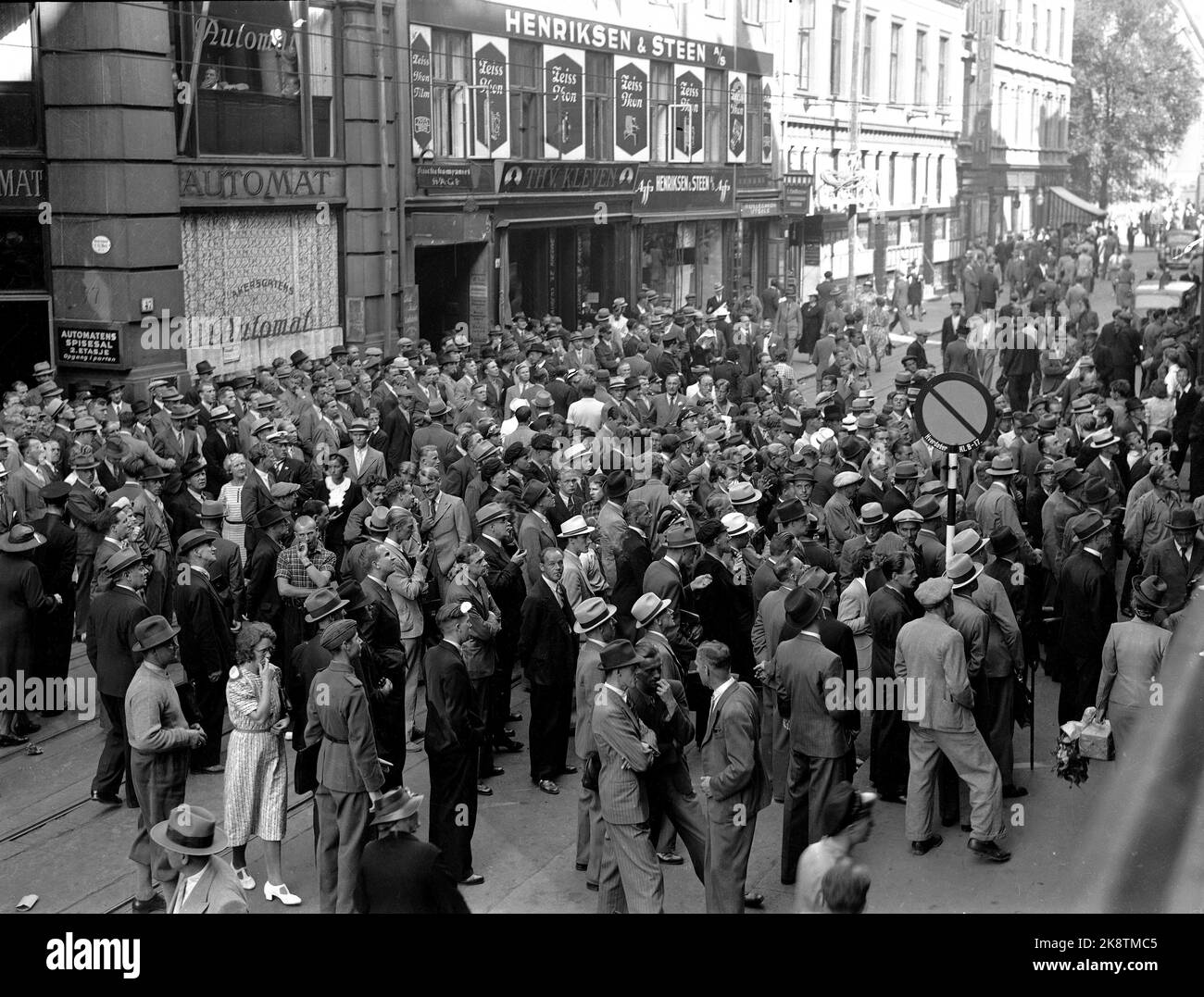 Big crowd Black and White Stock Photos & Images - Alamy