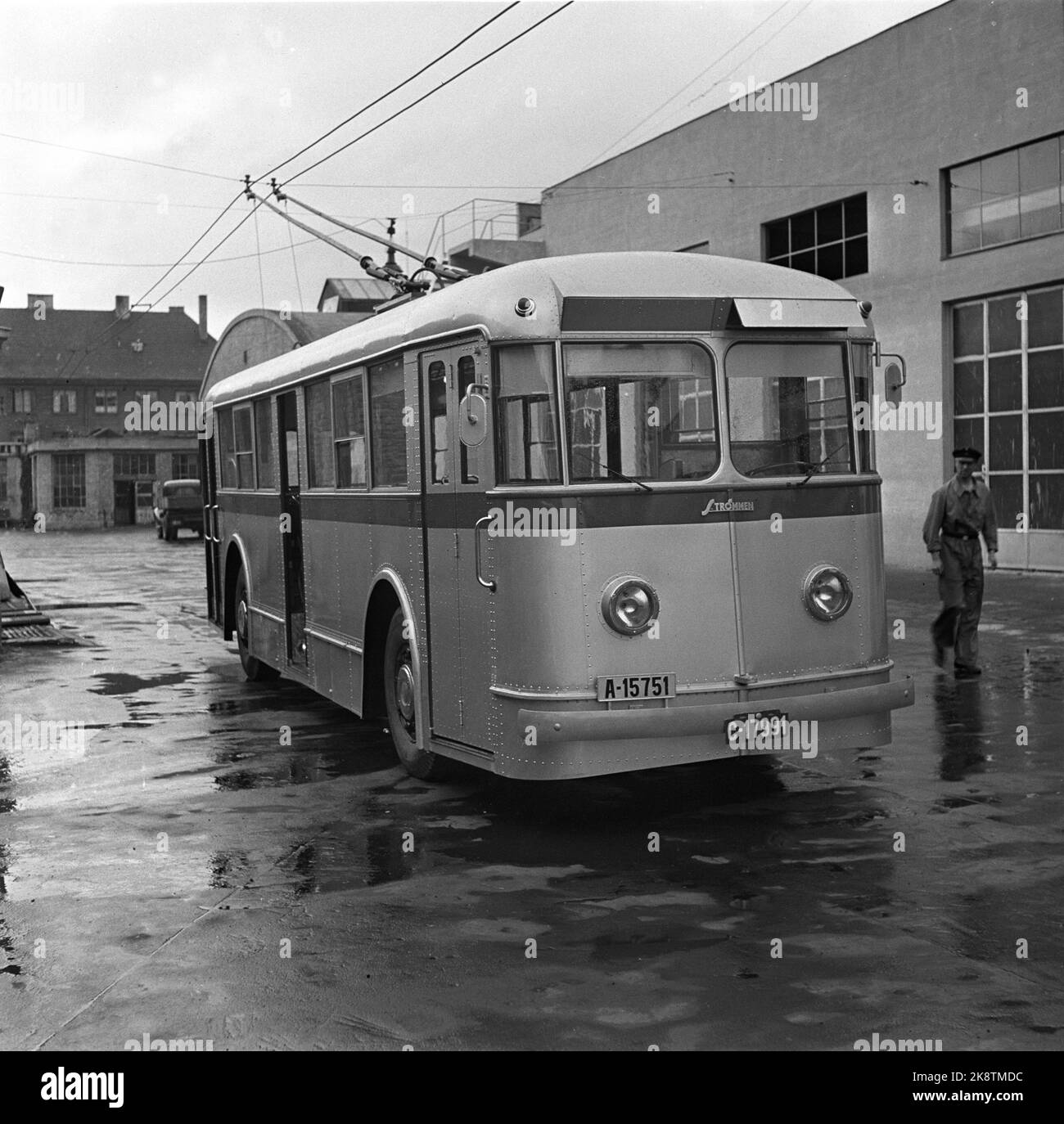Trolley bus overhead power lines Black and White Stock Photos & Images