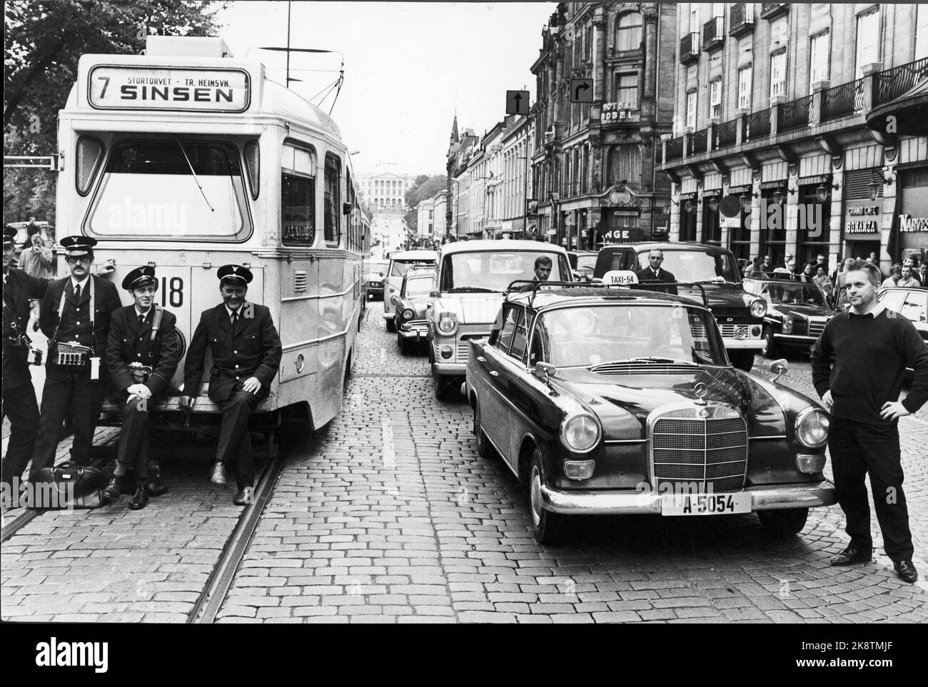 Karl Johan, Oslo 19701007 The National Organization LO received almost 100 per cent support for a quarter strike in protest against the state budget. The budget contains tax heights on, among other things. Petrol, tobacco and alcohol. Here trams and taxis have stopped at Karl Johans gate, where R. Wold, W Photo: NTB / NTB Stock Photo