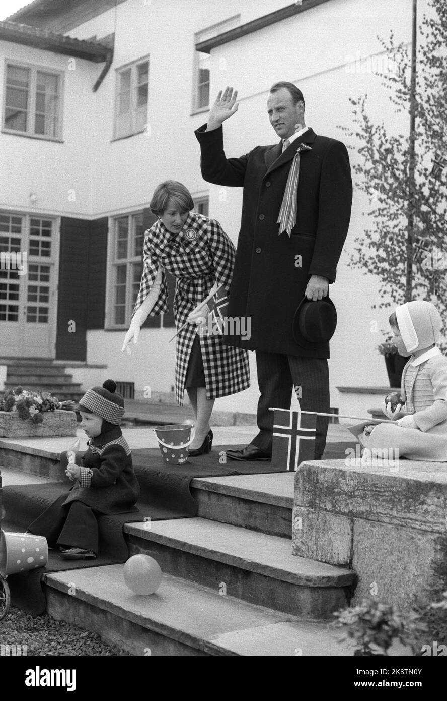 Skaugum May 17, 1975. The Crown Prince family greeted as usual the ...