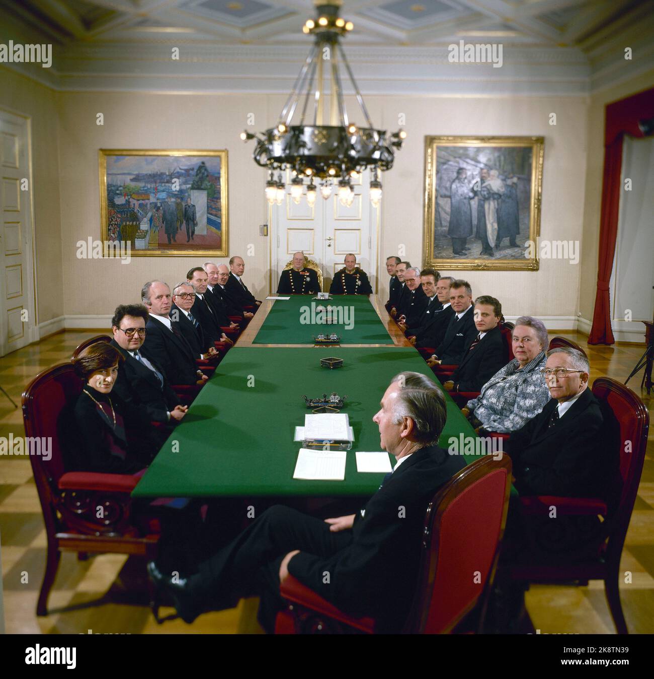 Oslo 1981-02: The Government Nordli. Labor Party government. Last Minister of State at the Castle, February 4, 1981. Prime Minister Odvar Nordli resigns for health reasons. Around the table from v Nordli, H.M. King Olav, H.K.H. Crown Prince Harald, Knut Frydenlund (Foreign Ministry), Eivind Bolle (FID), Oskar Øksnes (LD), Reiulf Steen (HSD), Lars Skytøen (Ind), Ronald Bye (SD), Einar Førde (Kud), Harriet Andreas and Arvid Johansen (OED). At the end of the table expedition manager Dag Berggrav at the Prime Minister's Office. Photo: NTB / NTB Stock Photo