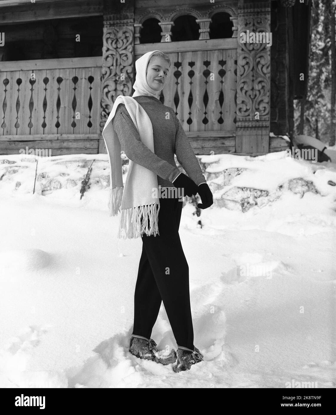 Oslo 29 December 1956 Norwegian fashions for Norwegian winter. 'Guild colors in the snow' -The creator of Norwegian fashion had to be in great shape when they made sports garments for the winter of 1956. There is elegance over young Susse, and it is also due to the refined outfit. Photo; Kaare Nymark / Current / NTB Stock Photo