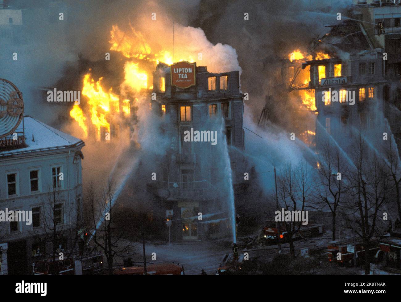 Oslo 1986-02-19: STORTINGSGATA 8 TOTALSKADD AV BRANN. Etter seks timers innsats fikk Oslo brannvesen kontroll over flammene som herjet hjørnegården Stortingsgata 8. Da var bygningen fullstendig utbrent. Også nabogården Rosenkrantzgate 13B ble totalskadd. 70 brannmenn og 21 biler deltok på det meste i brannslukningen. En brannmann ble skadet og en stigebil ødelagt da fasaden mot Stortingsgata raste ut. For brannmannskapene var det en meget kaldt under slukningsarbeidet, - 20 minusgrader. Morgenen etter var brannruinene dekket av is. Brannen betegnes som den største i Oslo sentrum siden lille ju Stock Photo