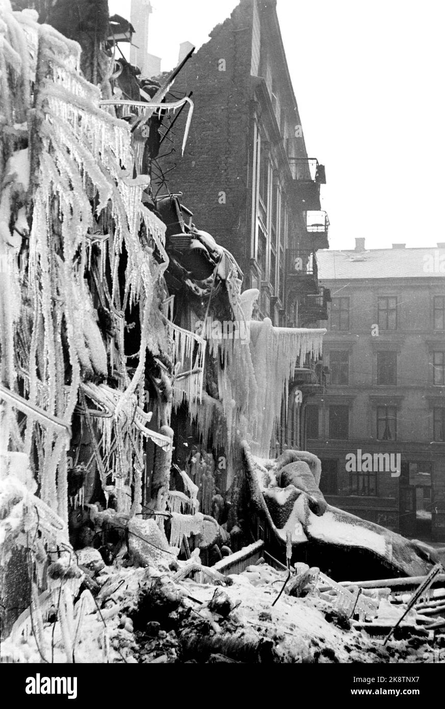 Oslo 19450123 The fire in Svendsensgate 1-3-5. After the fire Sabotage (standing on the envelope) Wrong?! Am: Schwensensgate 3 where Shell's oil storage was located. Sabotage where 360 liters of special oil was burned after resistance people loaded explosives and gasoline in front of the nose of German guards. Ice Photo: R.J./NTB Stock Photo