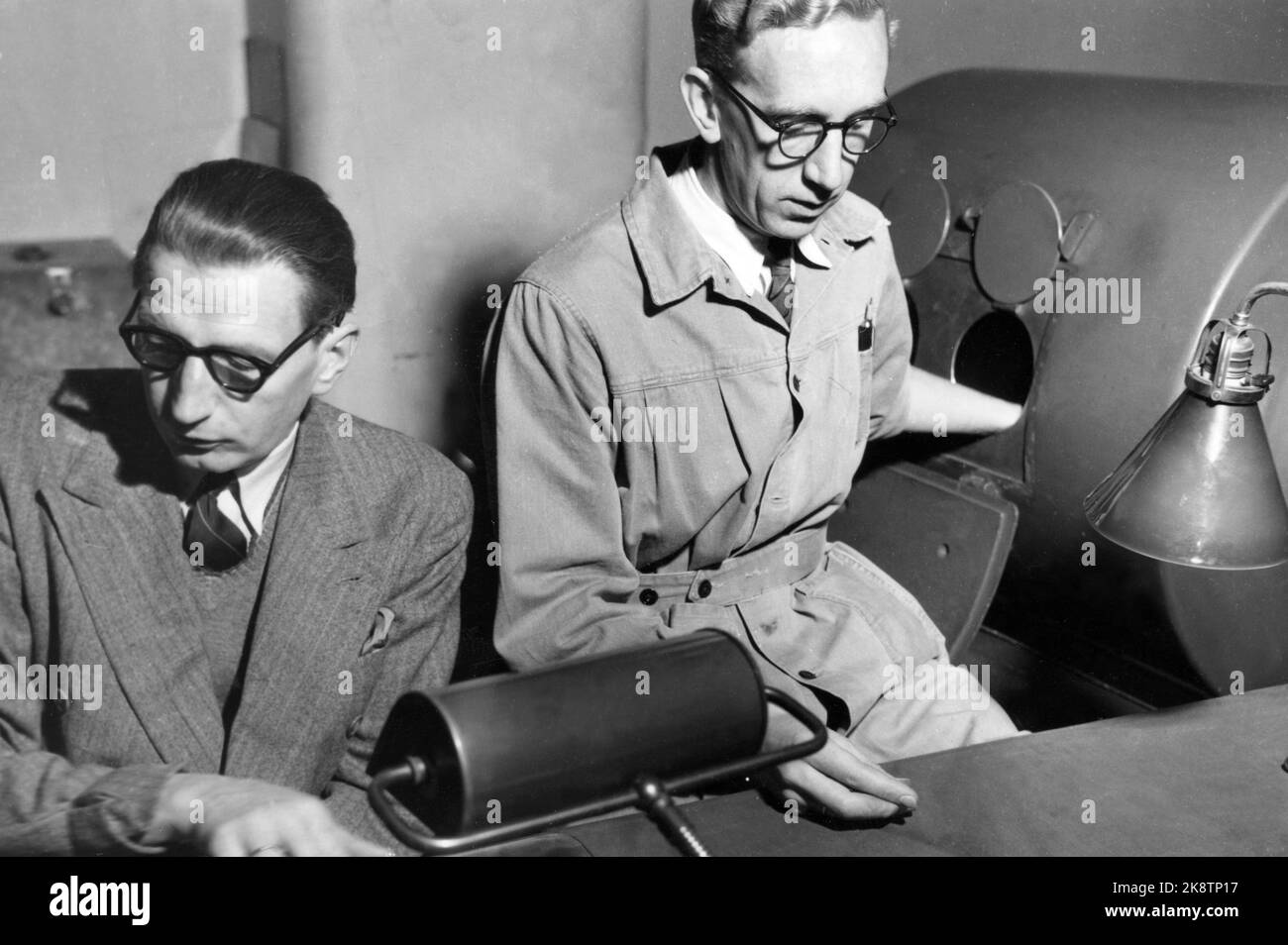 Oslo 194810 draw in the money lottery. Th. The drum that the numbers were pulled out of. One of the officials is about to pull the number out of the drum. Photo: NTB / NTB. Stock Photo