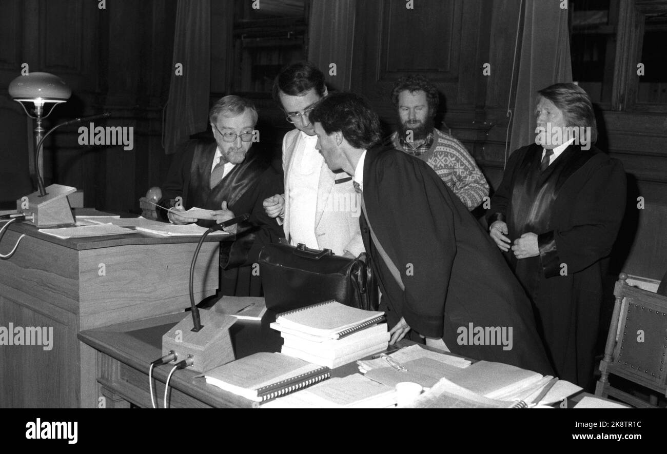 Oslo 19850509 The nonvold case is resumed in the Oslo Court after the Supreme Court repealed the previous judgment due to incorrect application of law. In the courtroom: Supreme Court Attorney Ole Jakob Bae, Ivar Johansen, lawyer Knut Lindboe, Jørgen Johansen and Supreme Court Attorney Bjørn Pettersen. NTB archive photo Henrik Laurvik / NTB Stock Photo