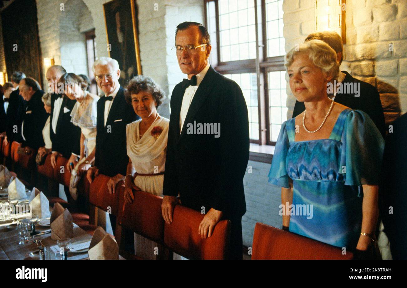 Oslo 19830629. USA Vice President George Bush on an official visit to Norway. The government's dinner at Akershus Fortress. Vice President Bush and Prime Minister Anne Marie Willoch (th) before dinner. Photo: Erik Thorberg / NTB Stock Photo