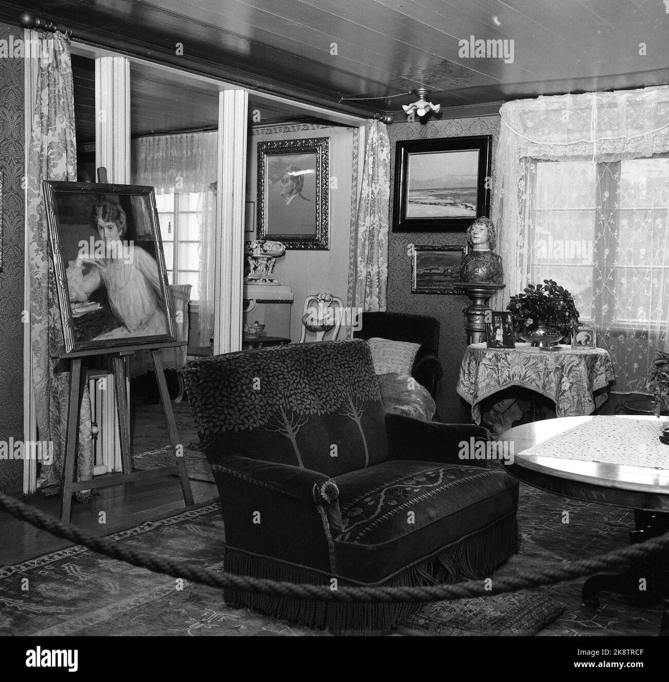 Gausdal July 1960 Aulestad, Karoline and Bjørnstärn Bjørnson's home. Interior from the living room. Paintings. Photo: NTB / NTB Stock Photo