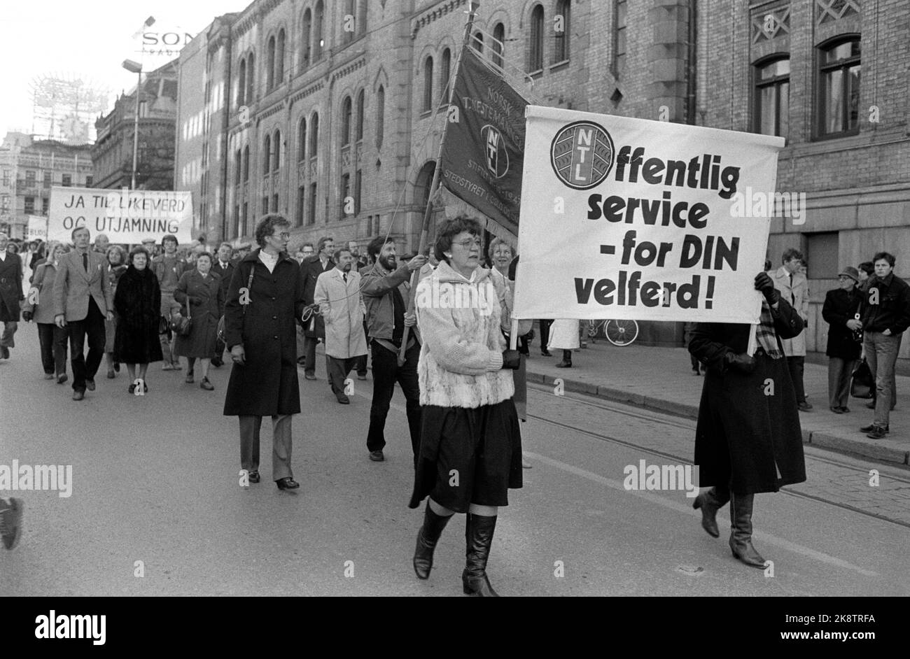 Karl Johan, Oslo 19820411 an hour's general strike. Here from the demonstration train that went from Youngstorget via the Government Quarter to the Storting in connection with the general strike that LO initiated. Photo: Henrik Laurvik / NTB Stock Photo