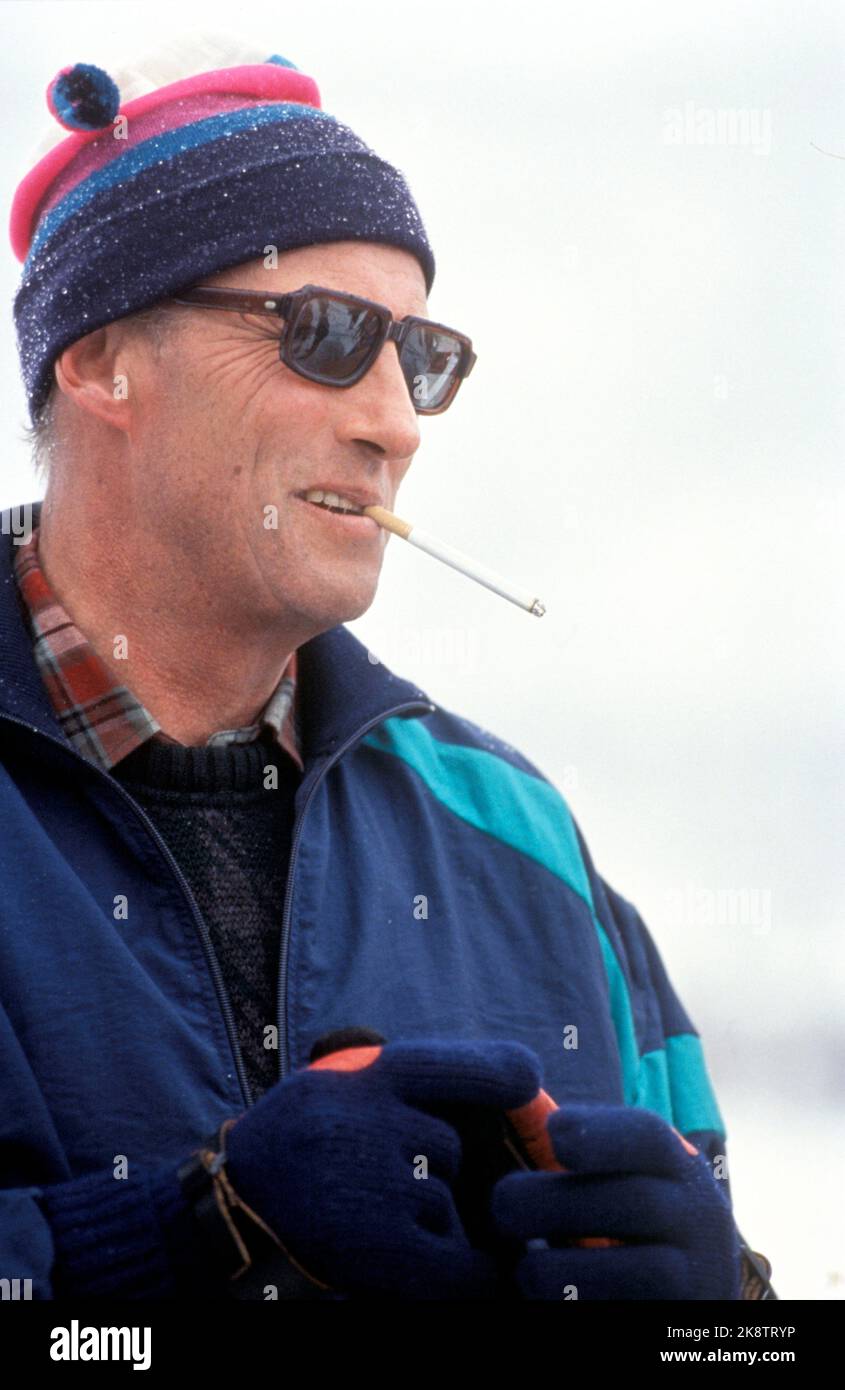 did they smoke real cigarettes in the royle family season Family smoking cigarettes hi-res stock photography and images