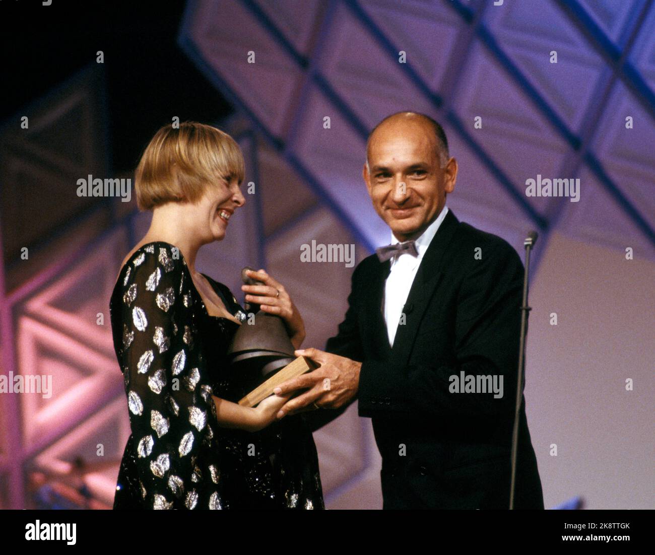 Haugesund 198808. Anne Krigsvoll was awarded the Amanda Prize as the best Norwegian female actor for the lead role in television production 'by moonlight it does not grow' (after Torborg Nedreaas' book) during the Film Festival in Haugesund. It was Ben Kingsley who handed the award. Photo Morten Hvaal / NTB / NTB Stock Photo