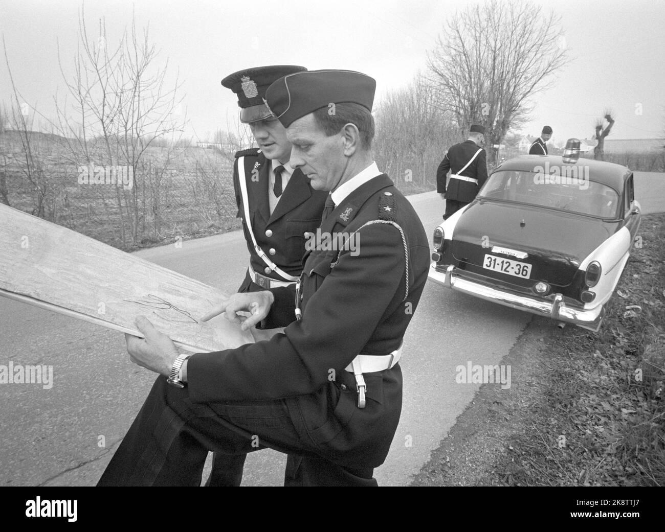 1969-05-12 'Police are trying new roads'. Makan to master the accelerator has never been registered on the roads in Vestfold. But then also the police's large-scale control, called Operation Sample County, was thoroughly in advance in both the local and capital press. Police officers check maps. Photo: Aage Storløkken / Current / NTB Stock Photo
